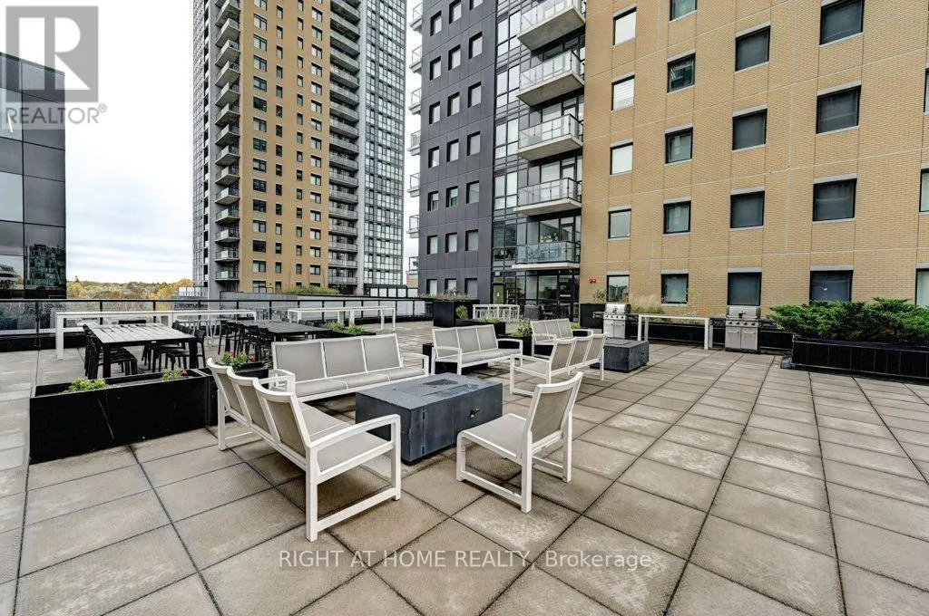 218 - 100 GARMENT STREET