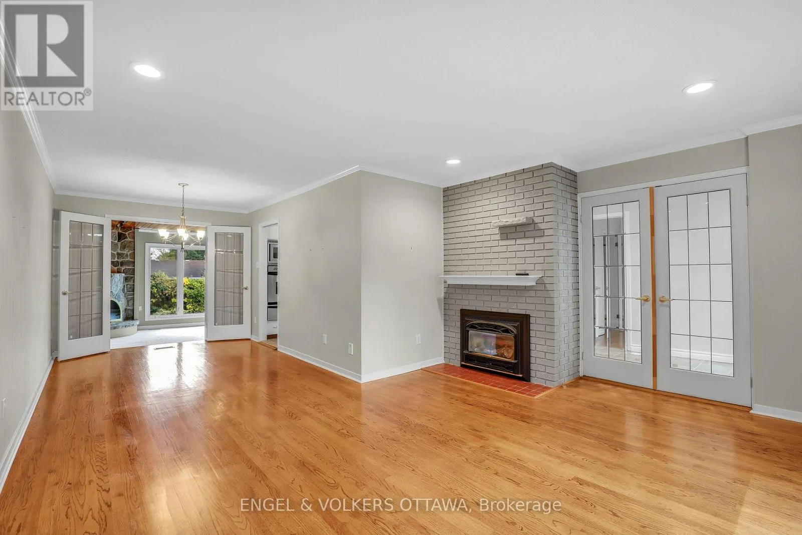 2713 DUPONT STREET