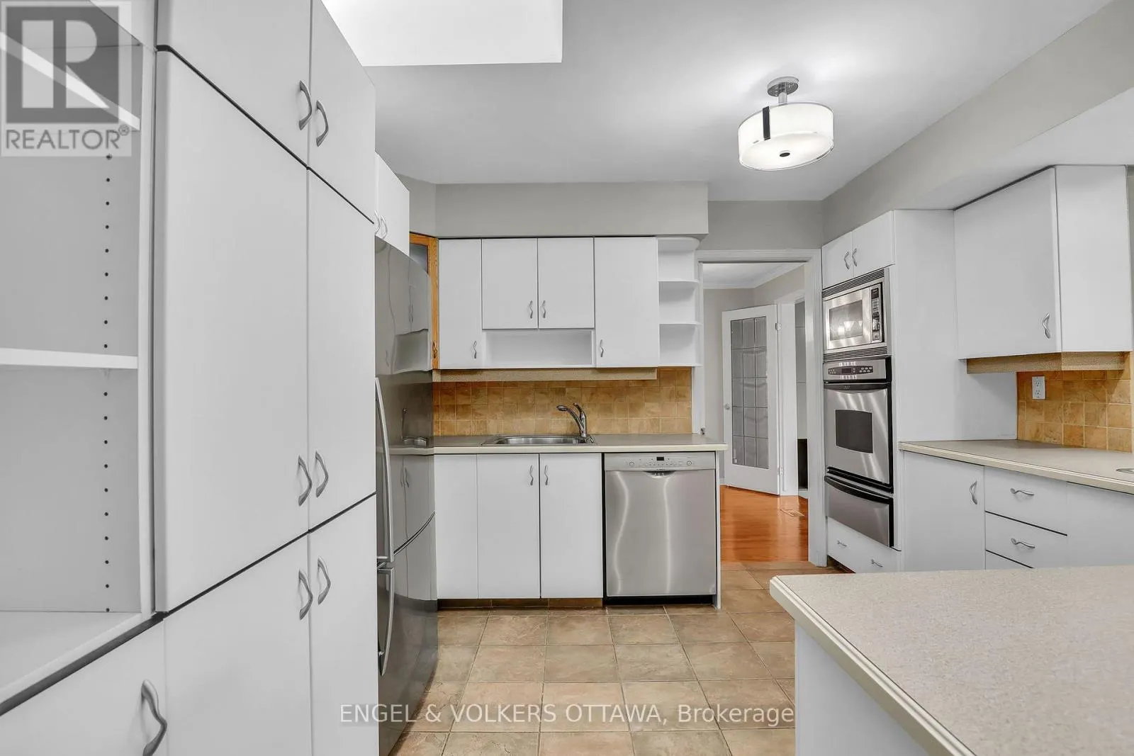 2713 DUPONT STREET
