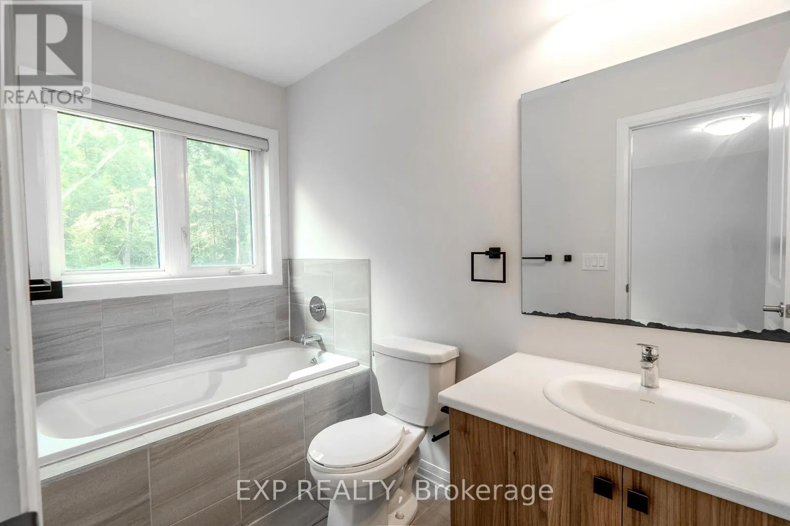 1207 - 585 COLBORNE ST STREET