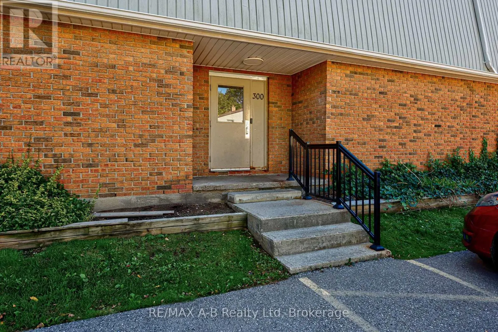 7 - 300 TRAYNOR AVENUE #7