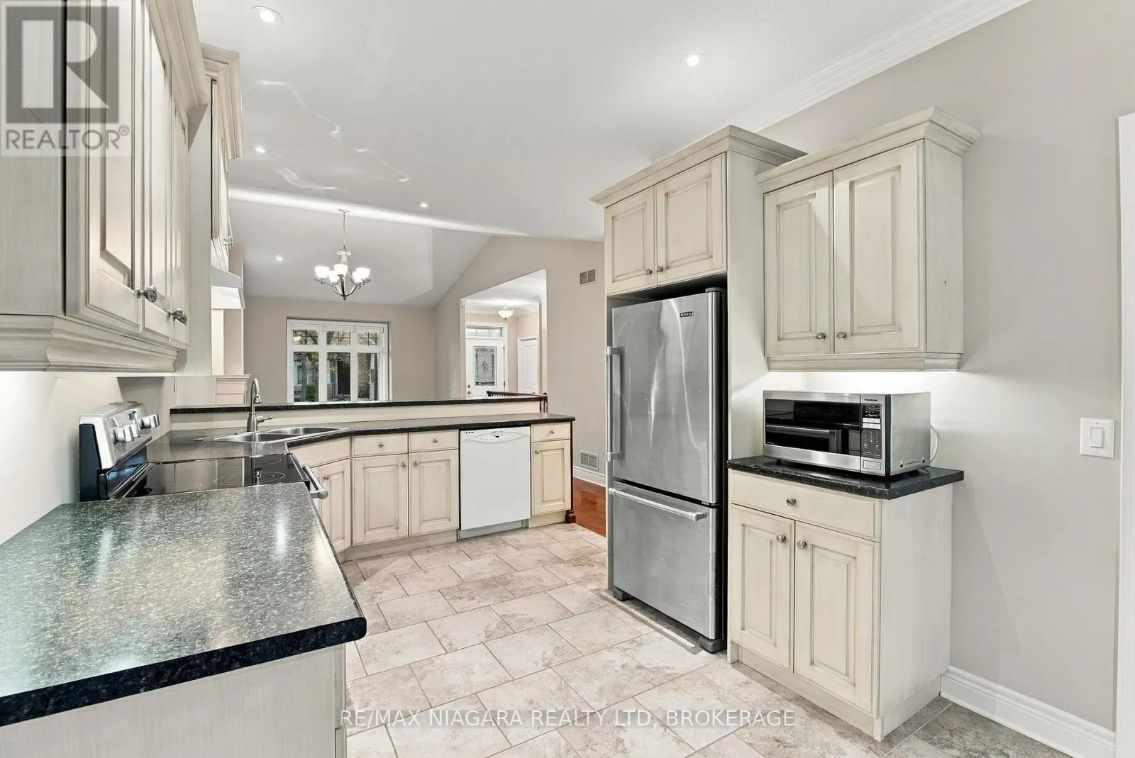 17 - 92 LORETTA DRIVE #17