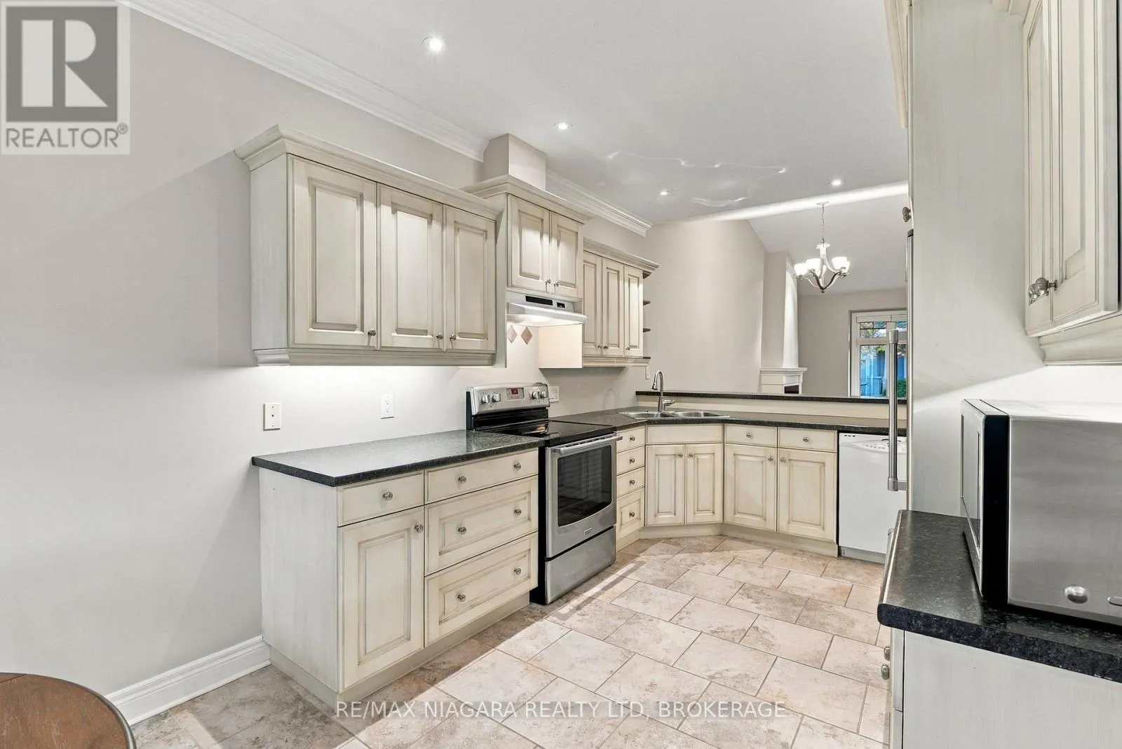 17 - 92 LORETTA DRIVE #17