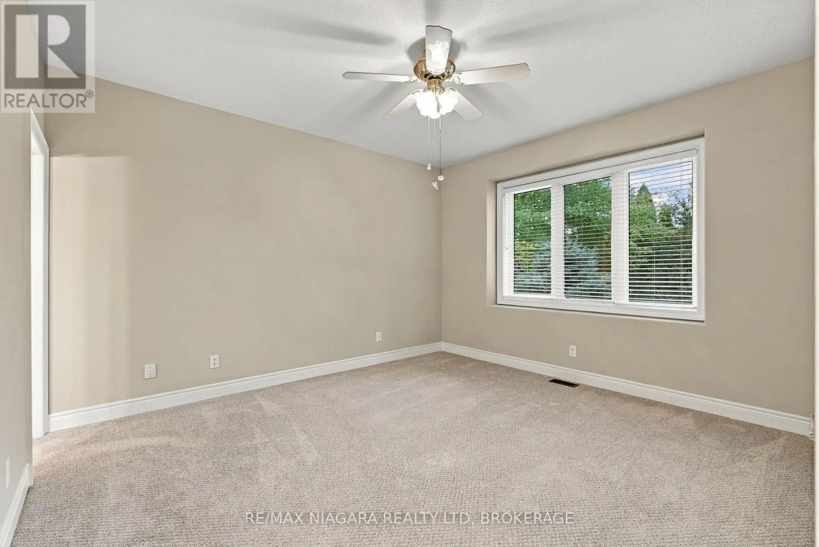 17 - 92 LORETTA DRIVE #17