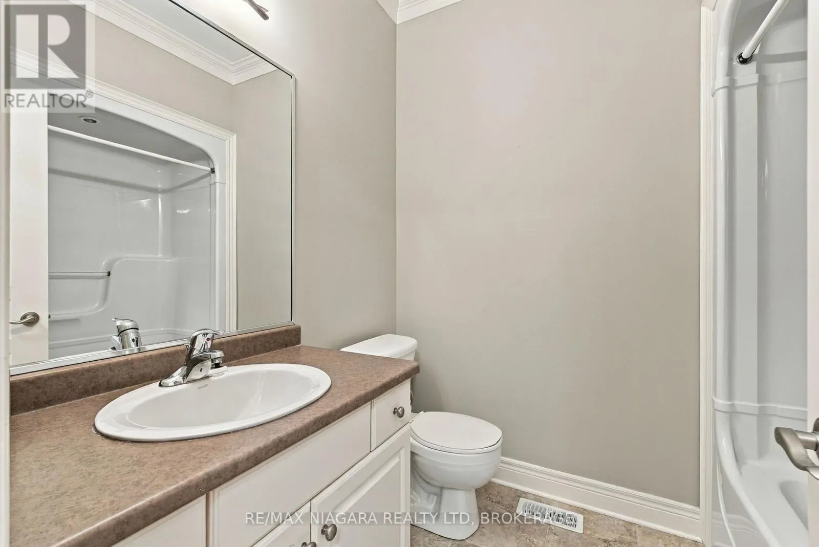 17 - 92 LORETTA DRIVE #17