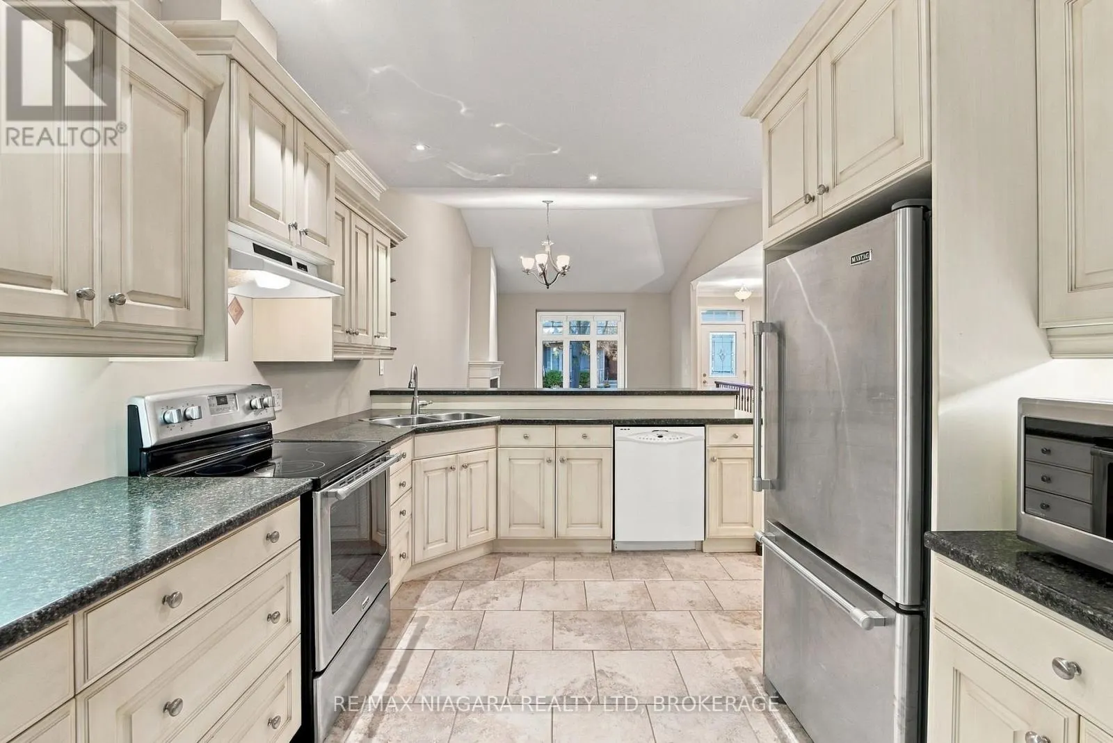 17 - 92 LORETTA DRIVE #17