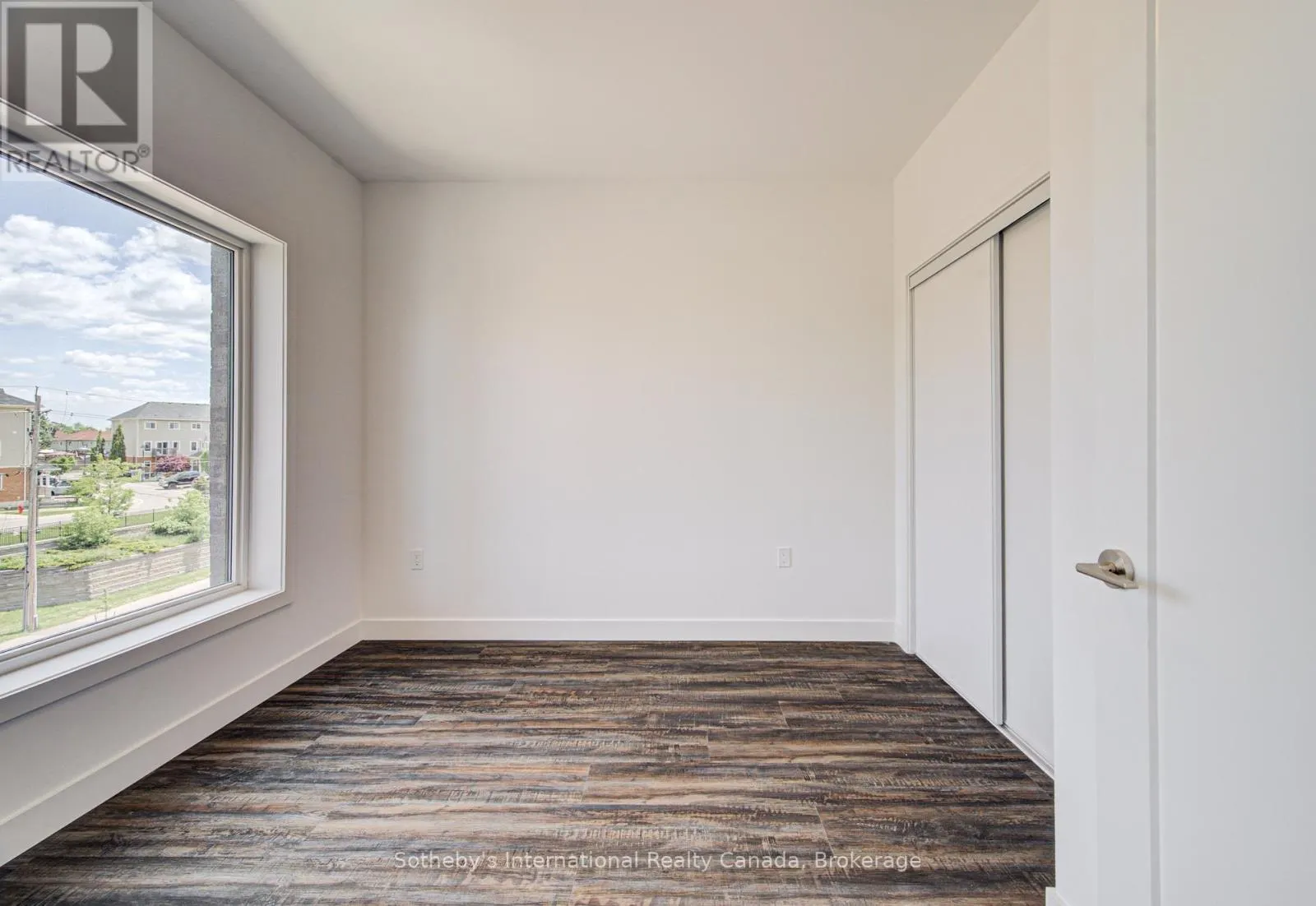 402 - 408 DUNDAS STREET S #402