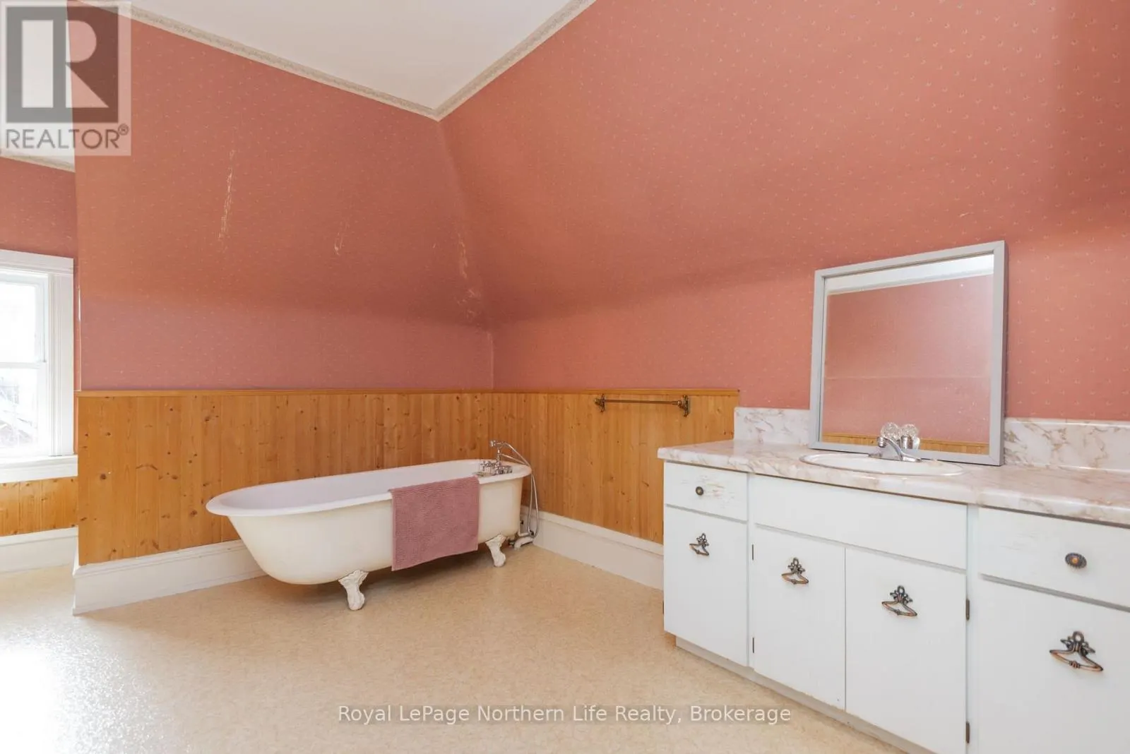 797 MCINTYRE STREET W