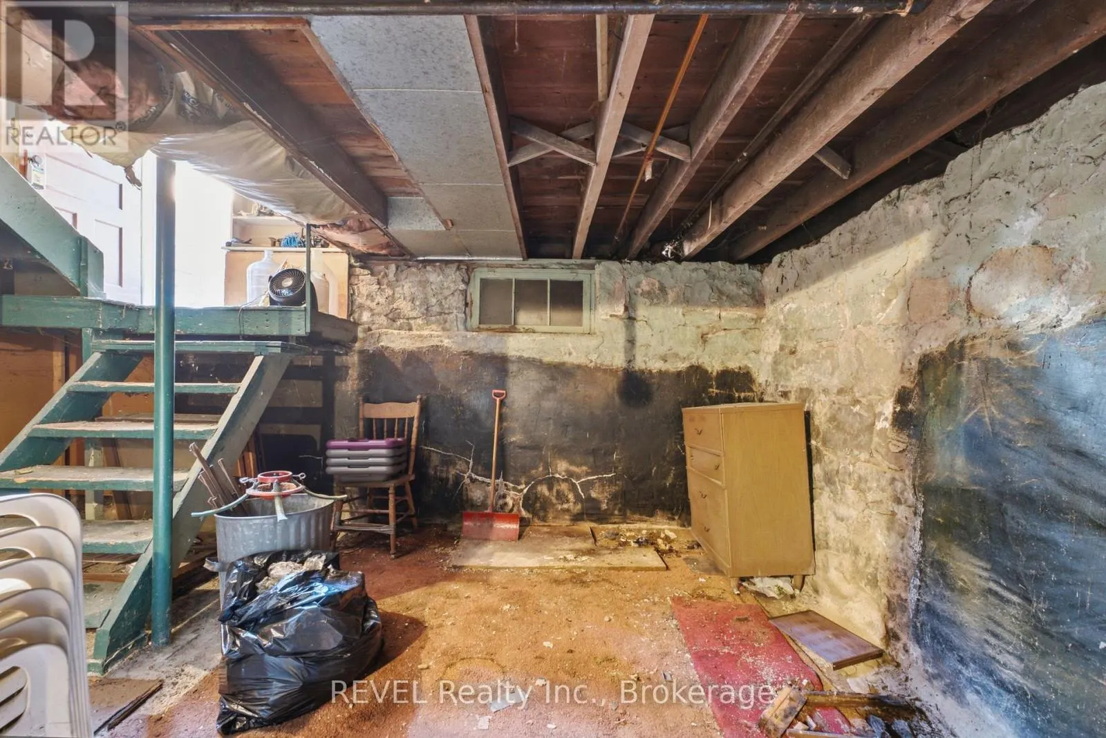 63 CARLETON STREET S