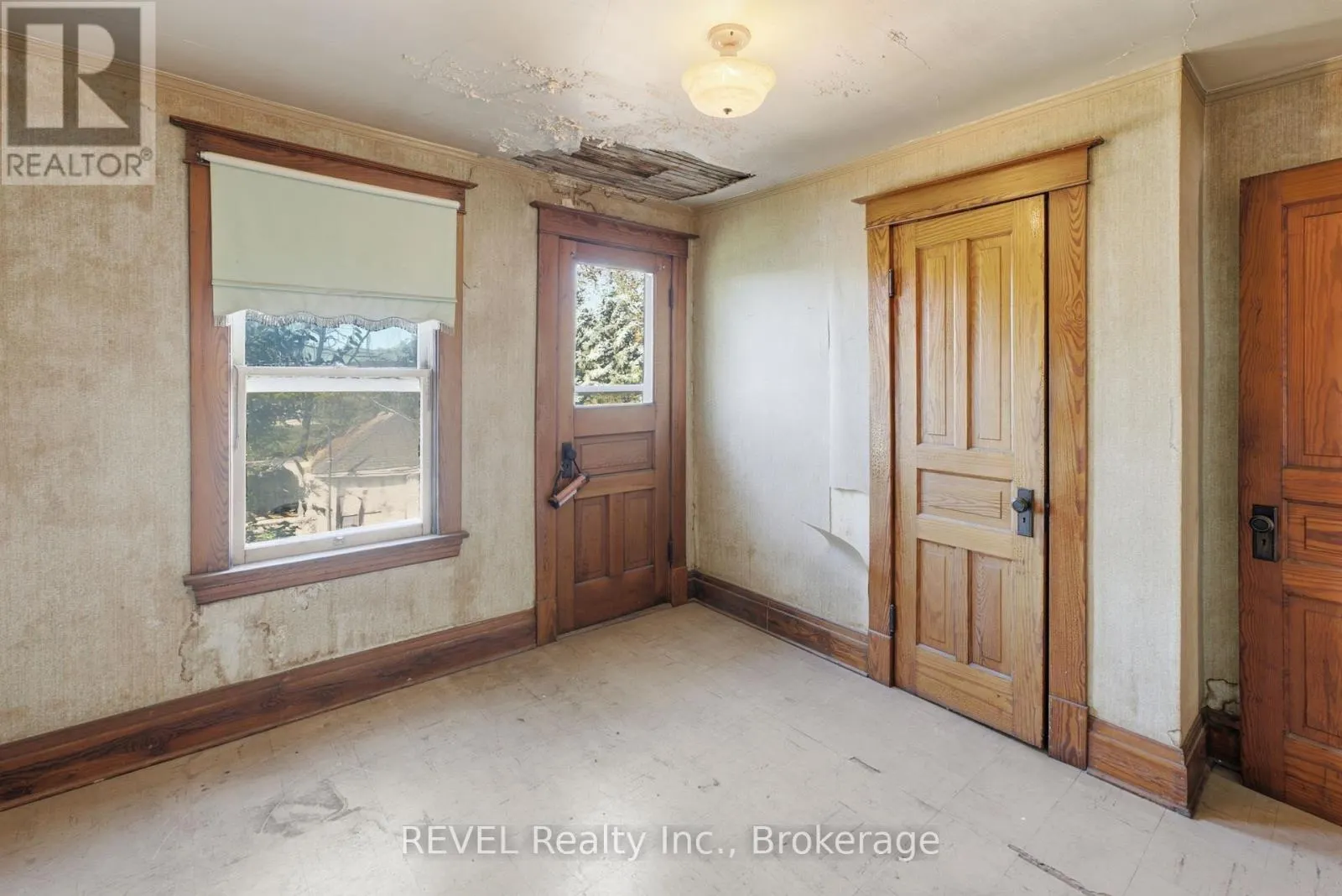 63 CARLETON STREET S