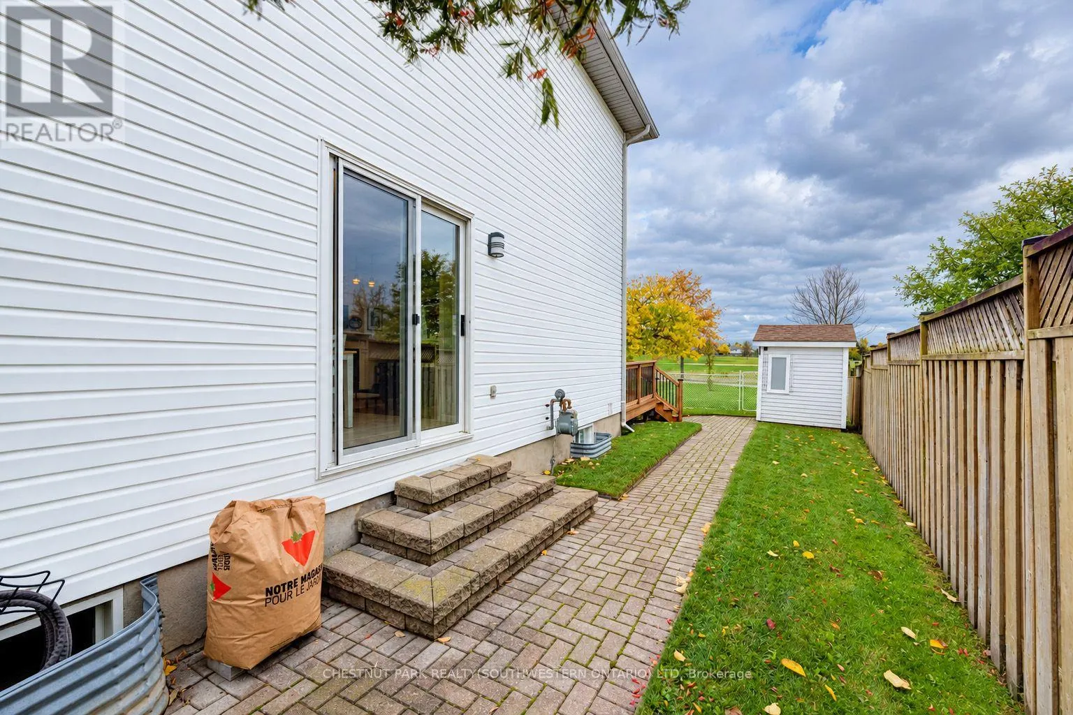 24 WHITE SANDS COURT
