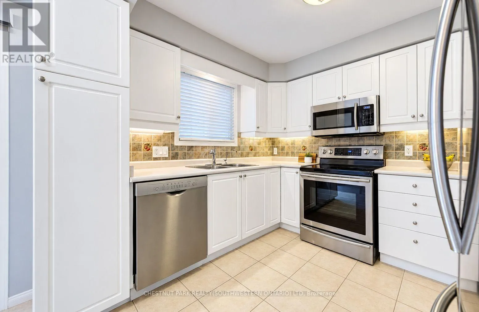 24 WHITE SANDS COURT