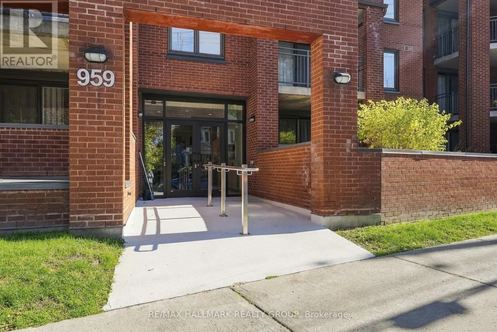 401 - 959 NORTH RIVER ROAD