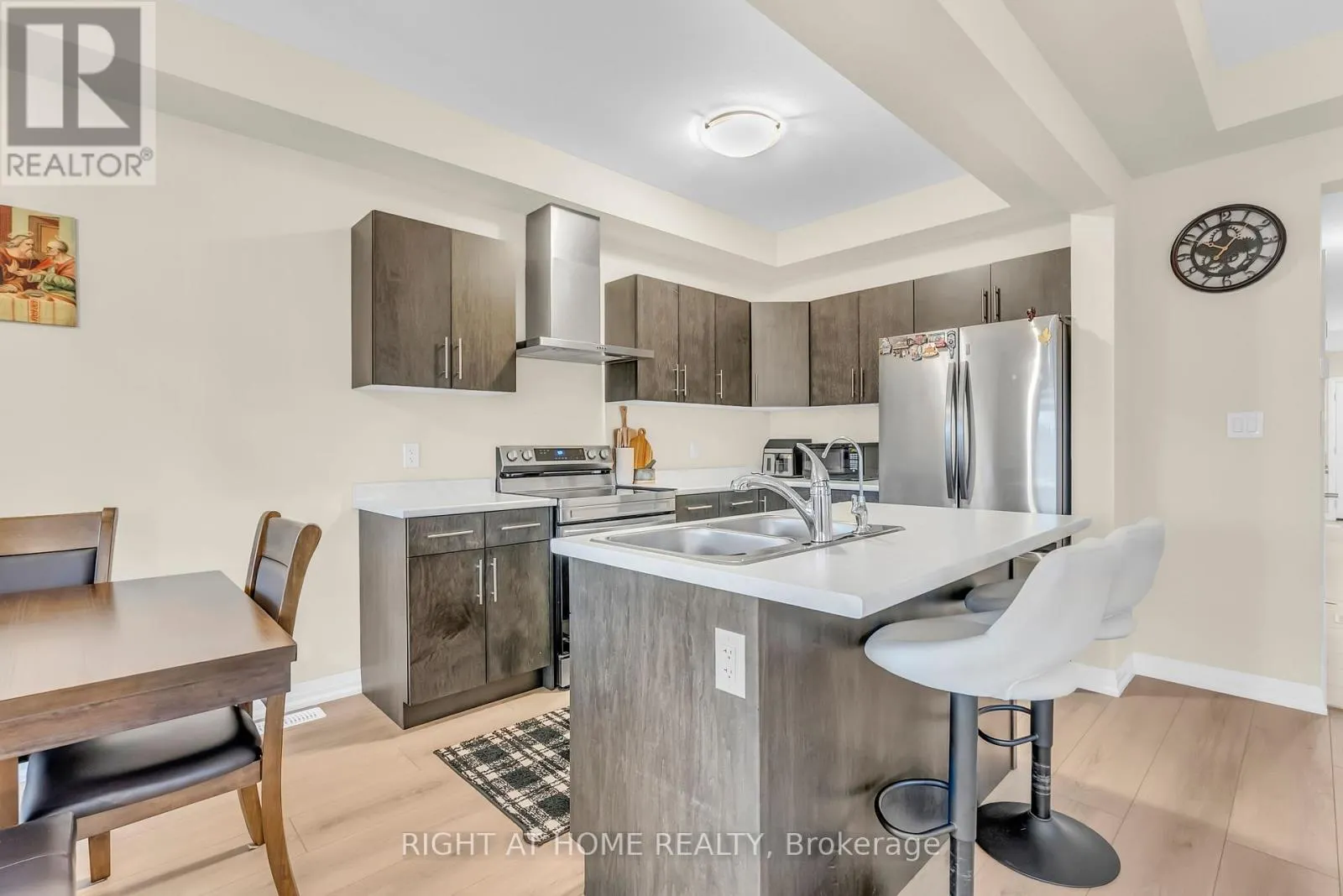 4 WEST CREEK COURT