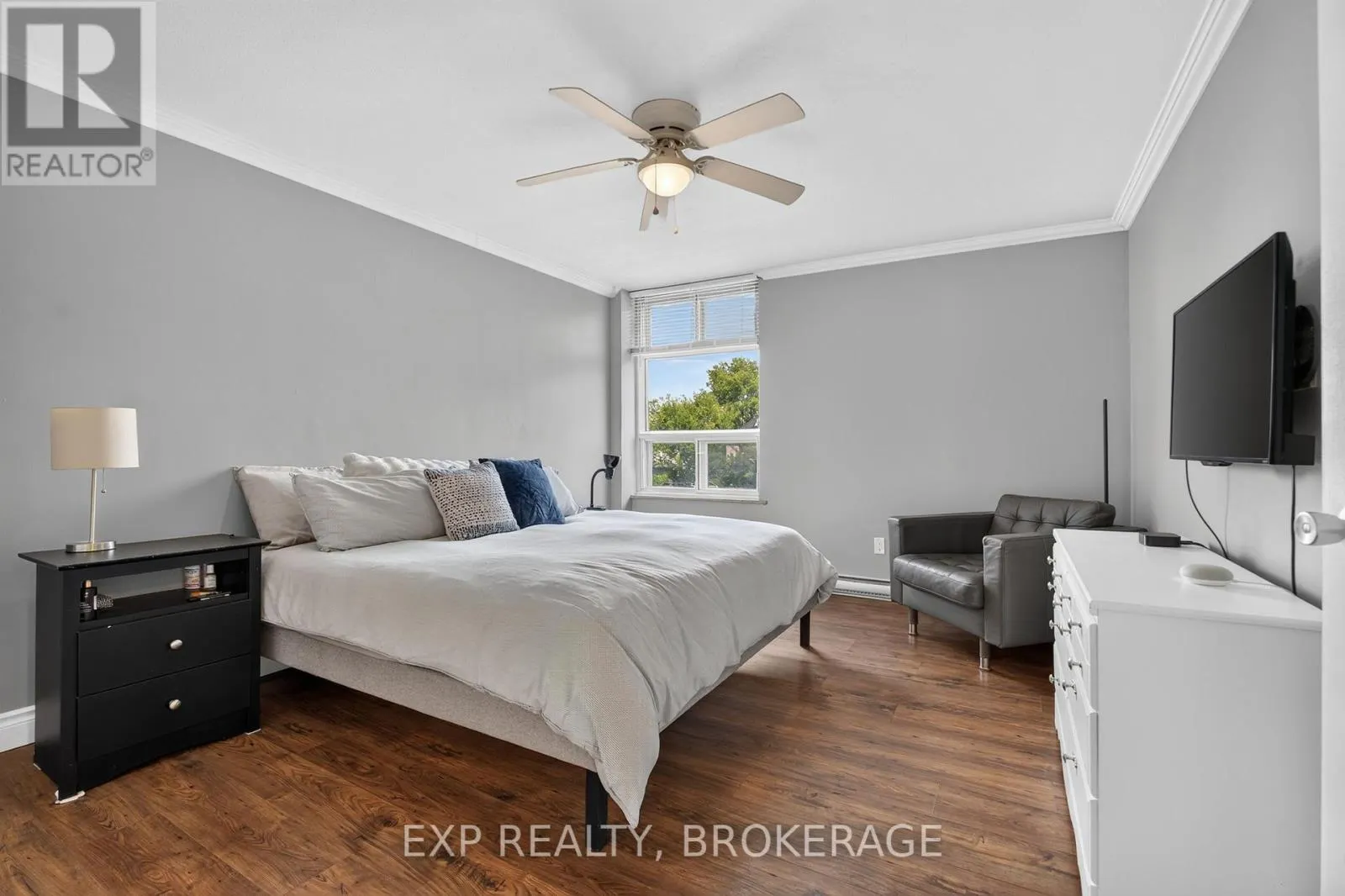 202 - 2 MOWAT AVENUE #202