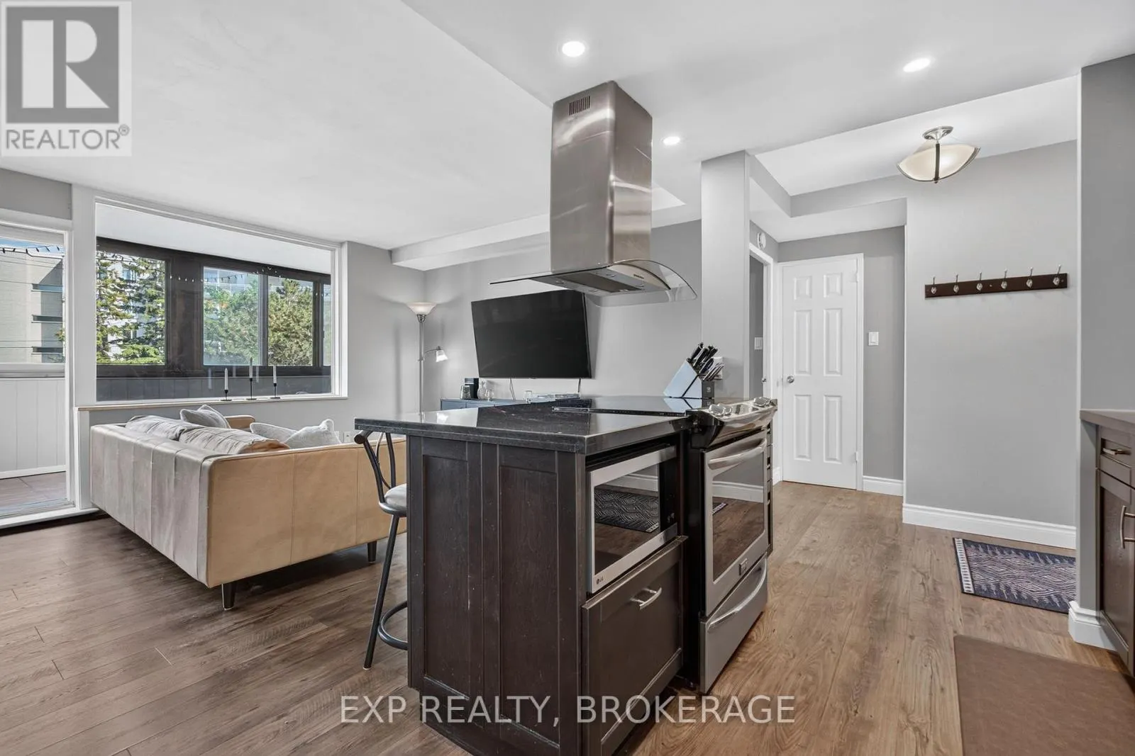 202 - 2 MOWAT AVENUE #202