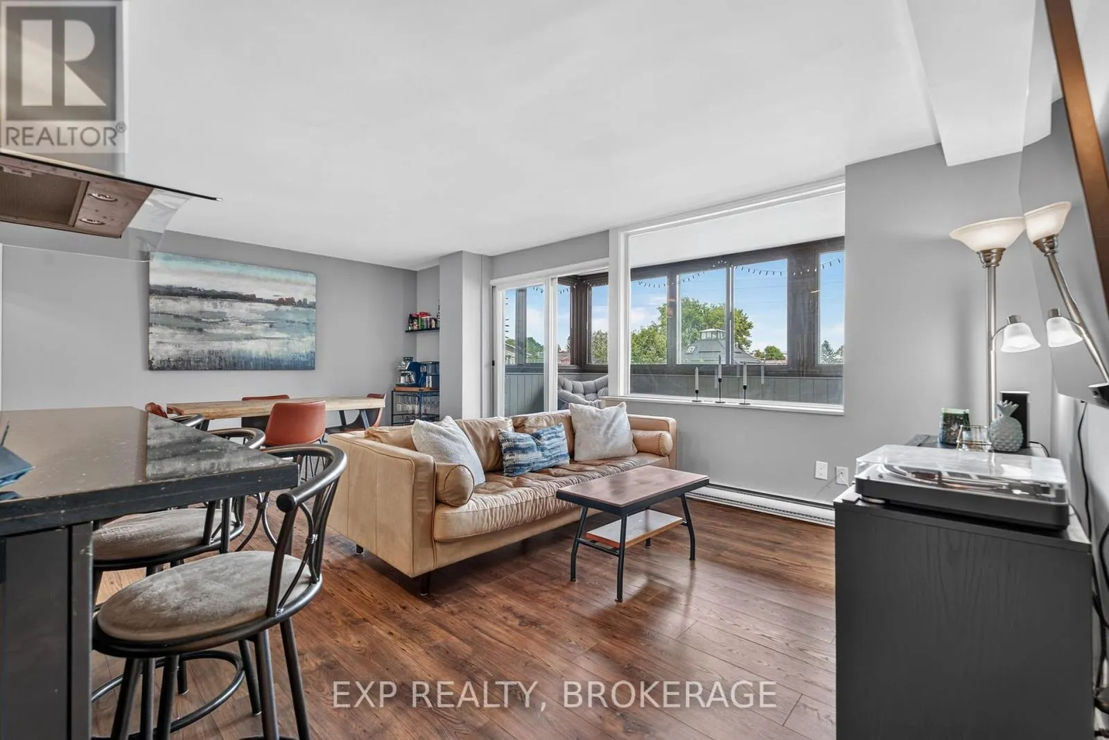202 - 2 MOWAT AVENUE #202