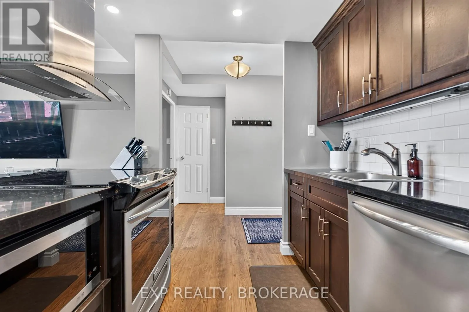 202 - 2 MOWAT AVENUE #202