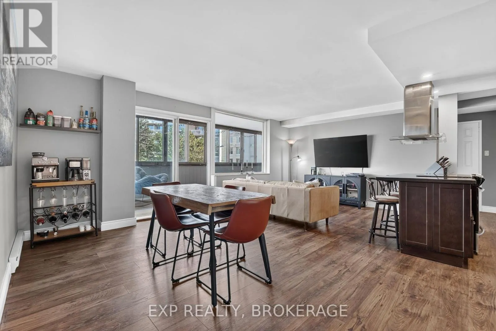 202 - 2 MOWAT AVENUE #202