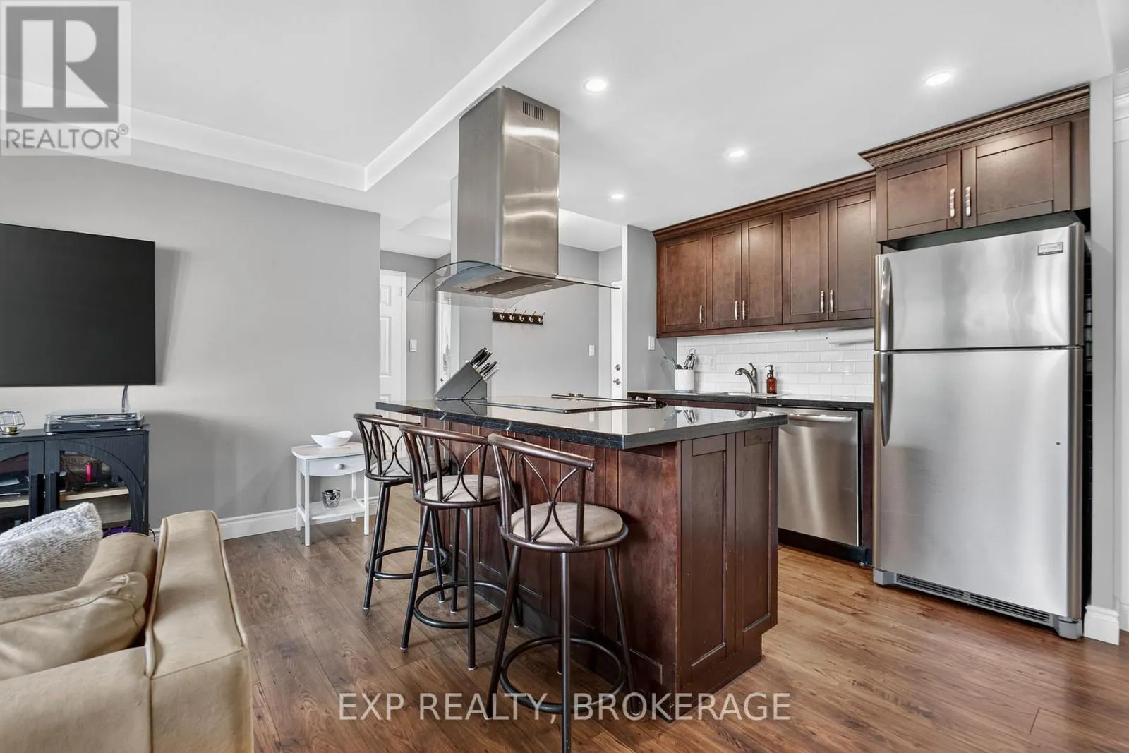202 - 2 MOWAT AVENUE #202