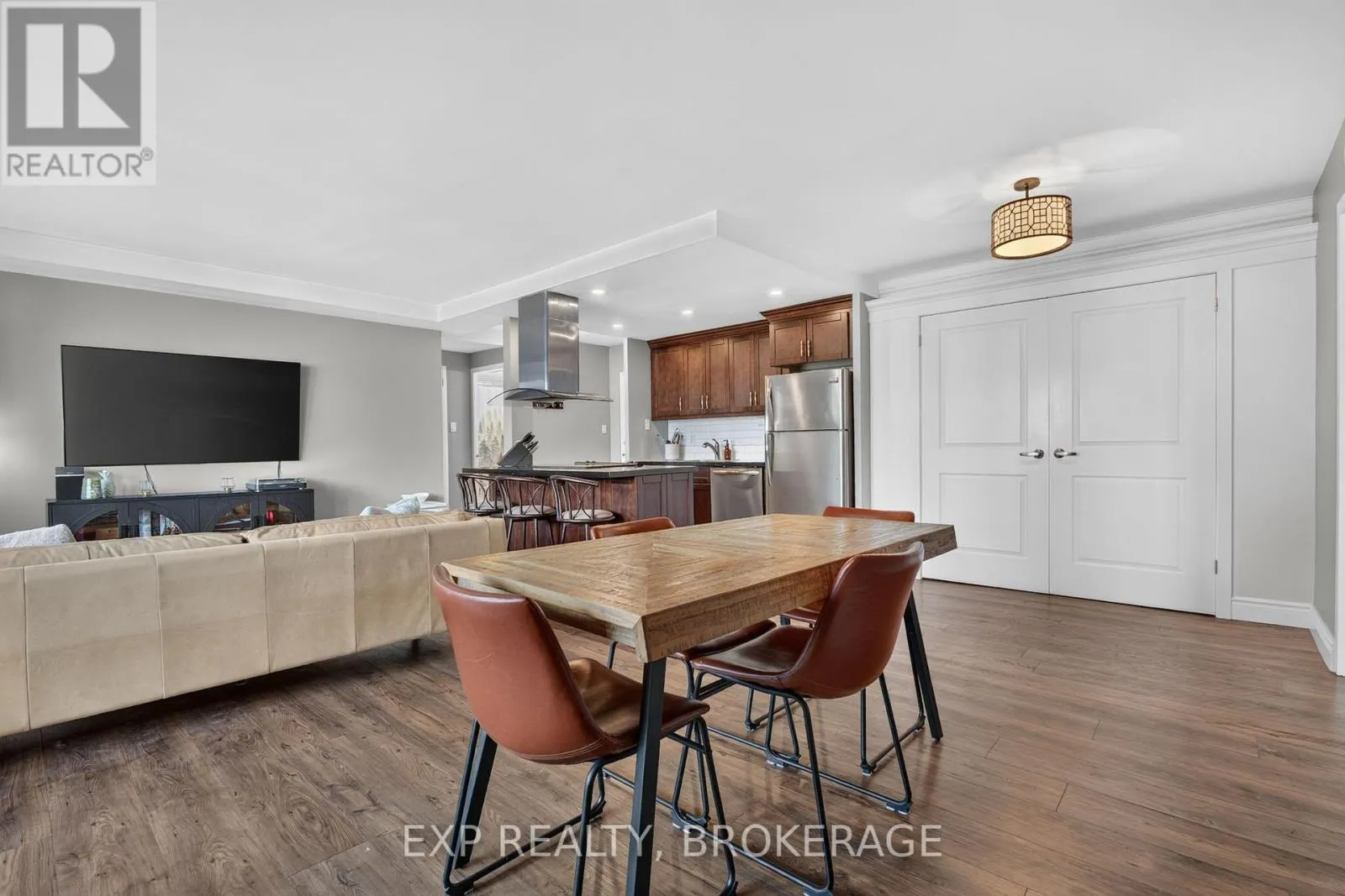202 - 2 MOWAT AVENUE #202