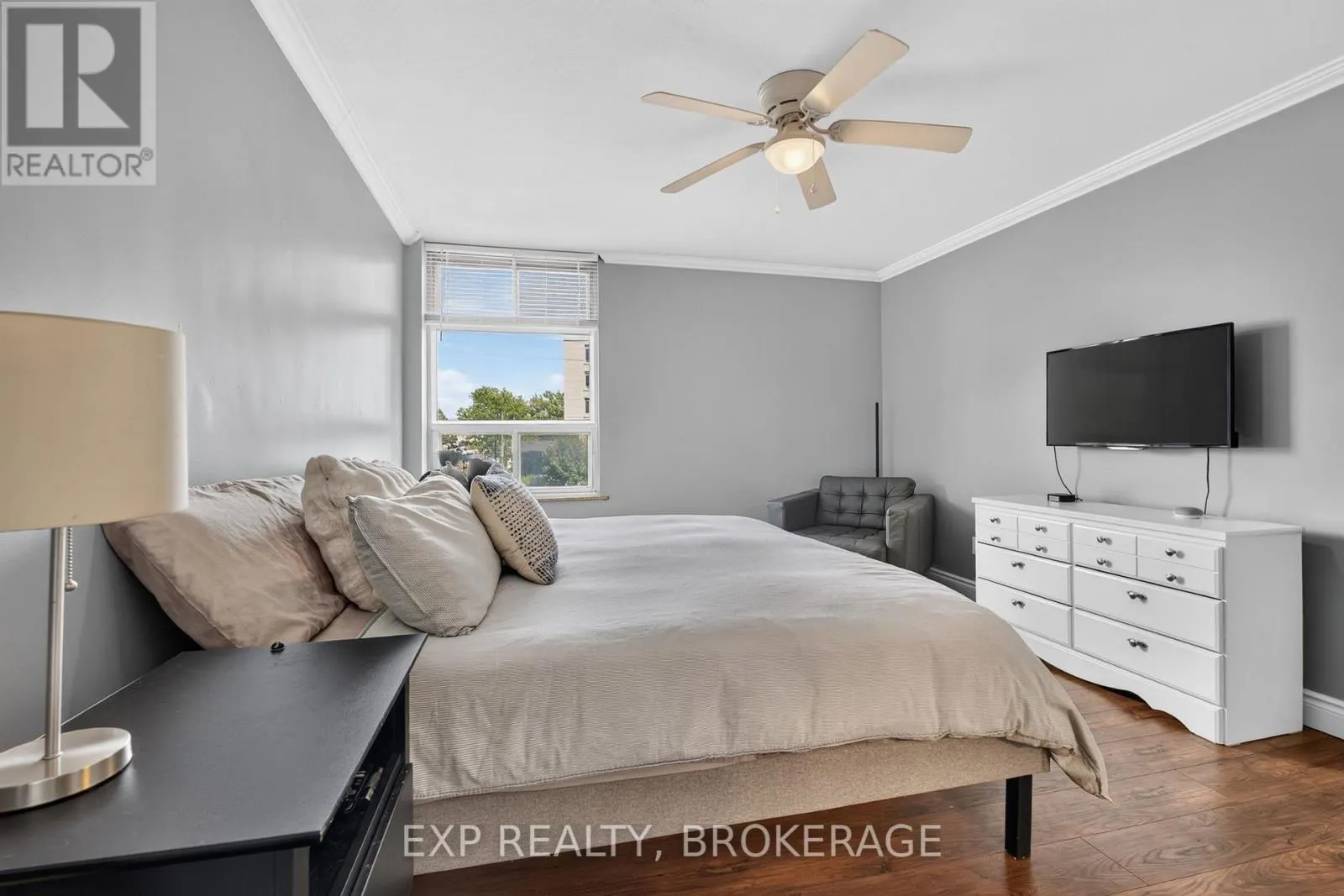 202 - 2 MOWAT AVENUE #202