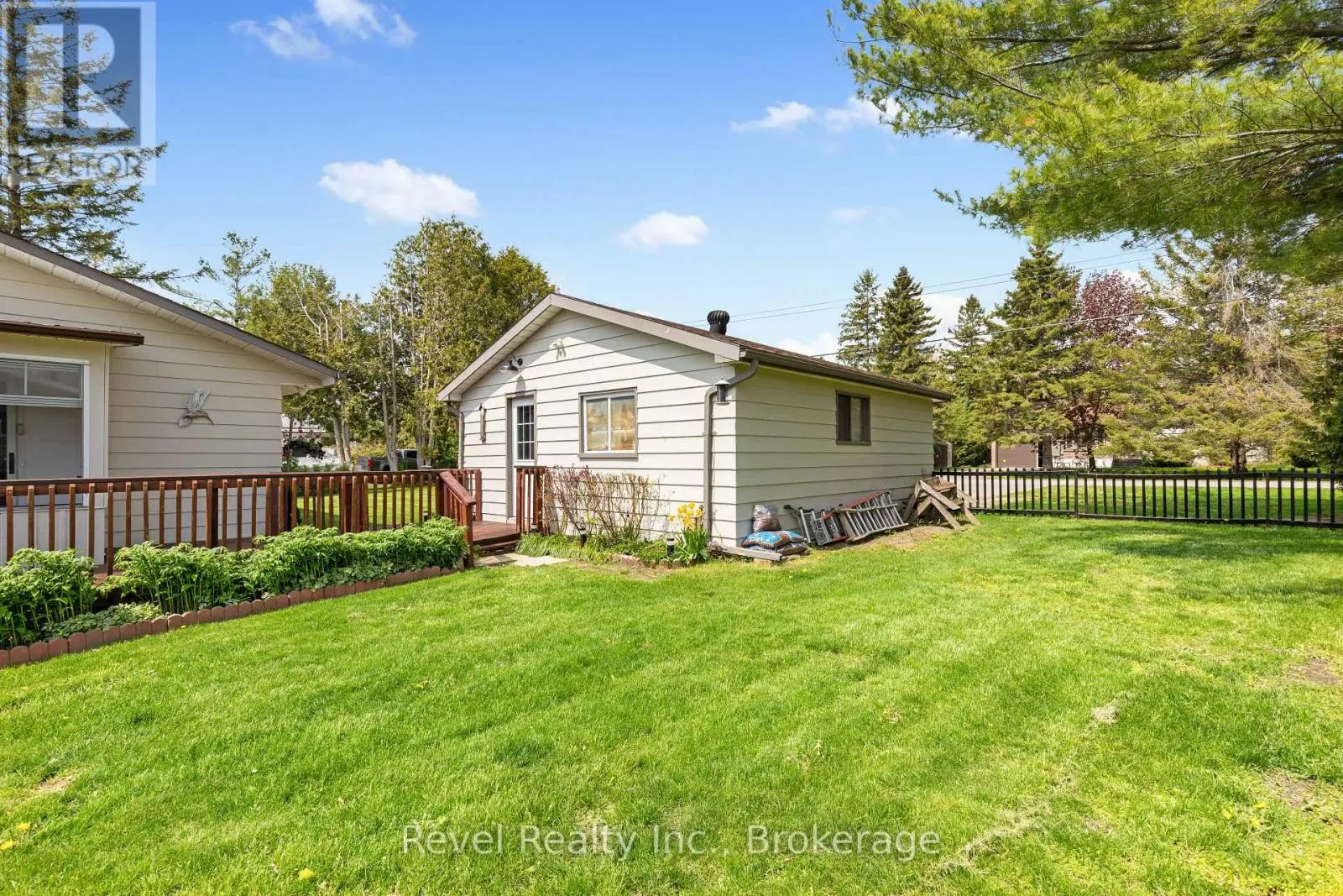 133 VICTORIA DRIVE E