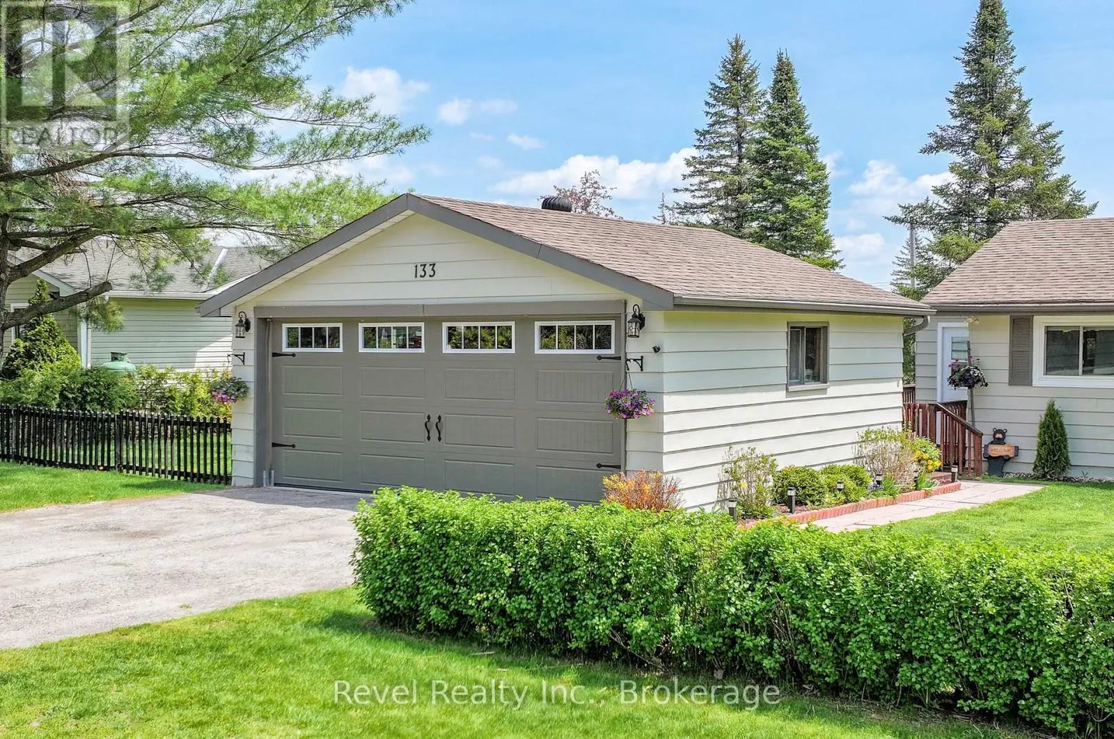 133 VICTORIA DRIVE E