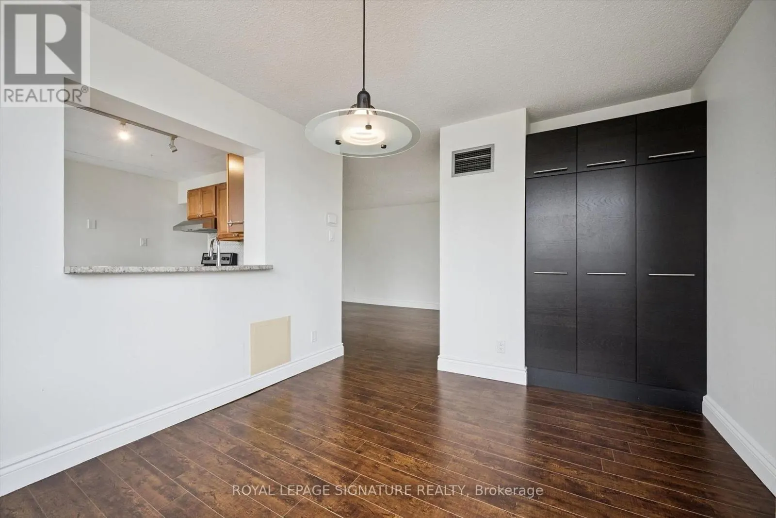401 - 150 QUEEN STREET S