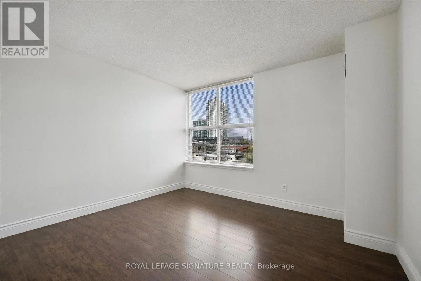 401 - 150 QUEEN STREET S