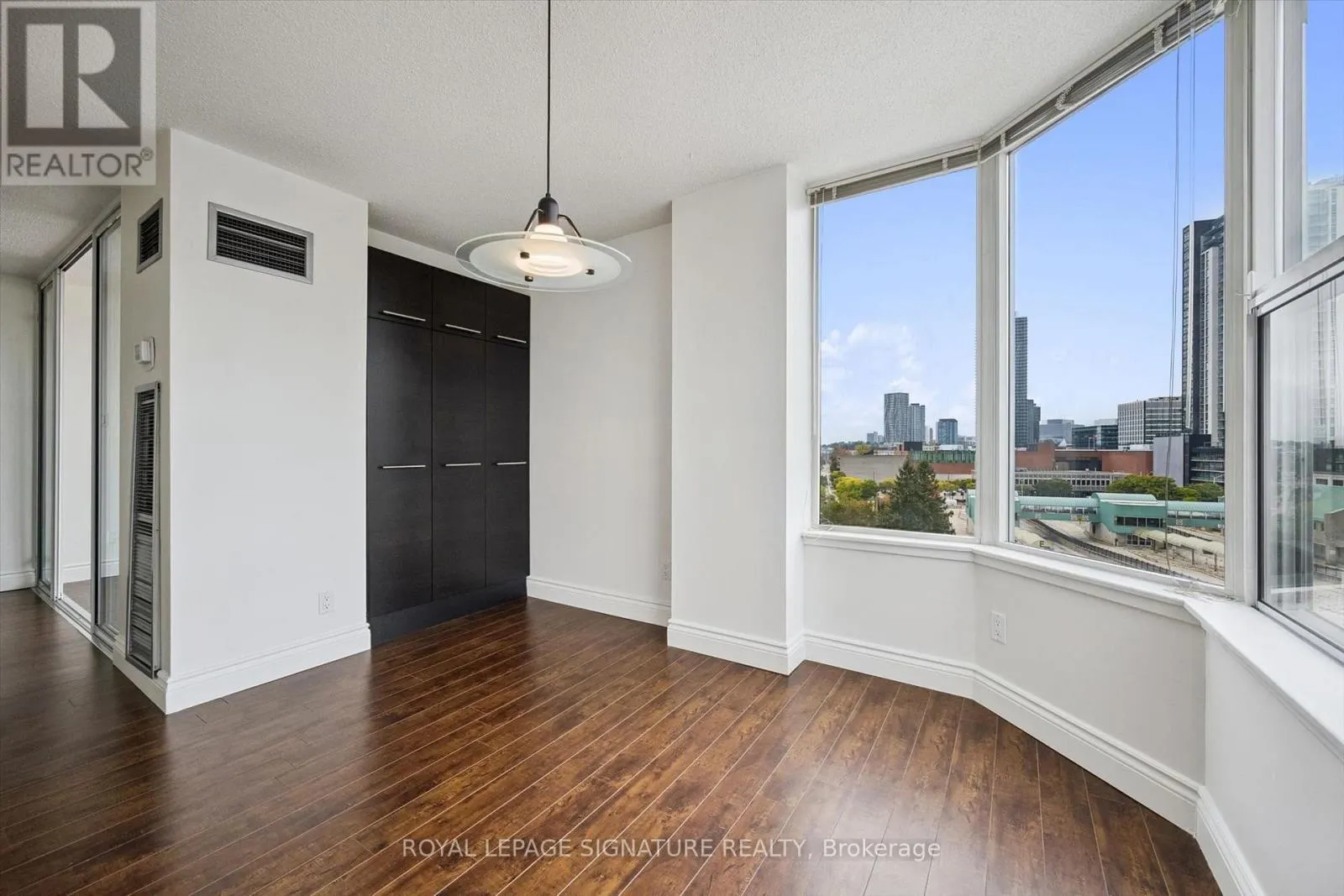 401 - 150 QUEEN STREET S