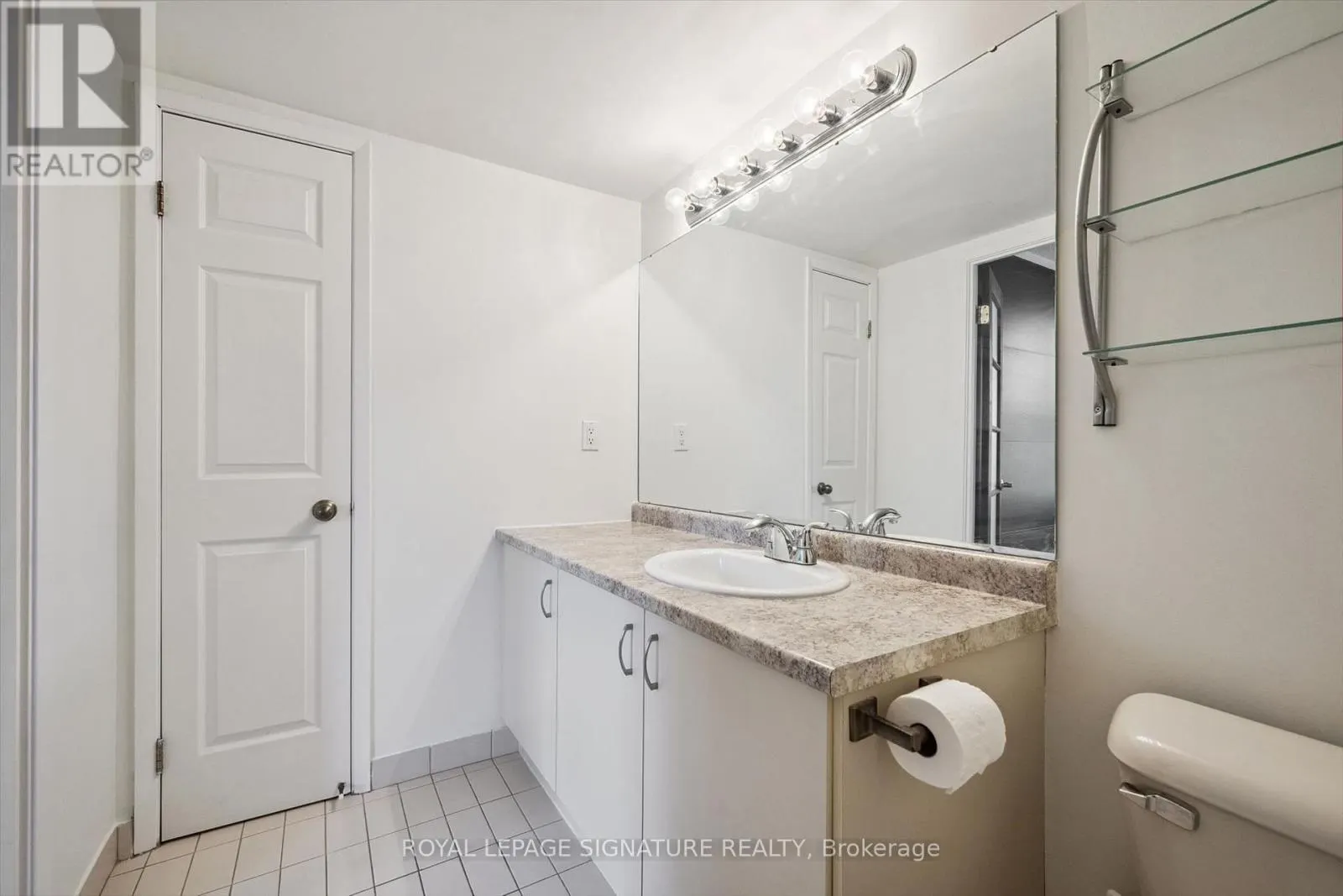 401 - 150 QUEEN STREET S