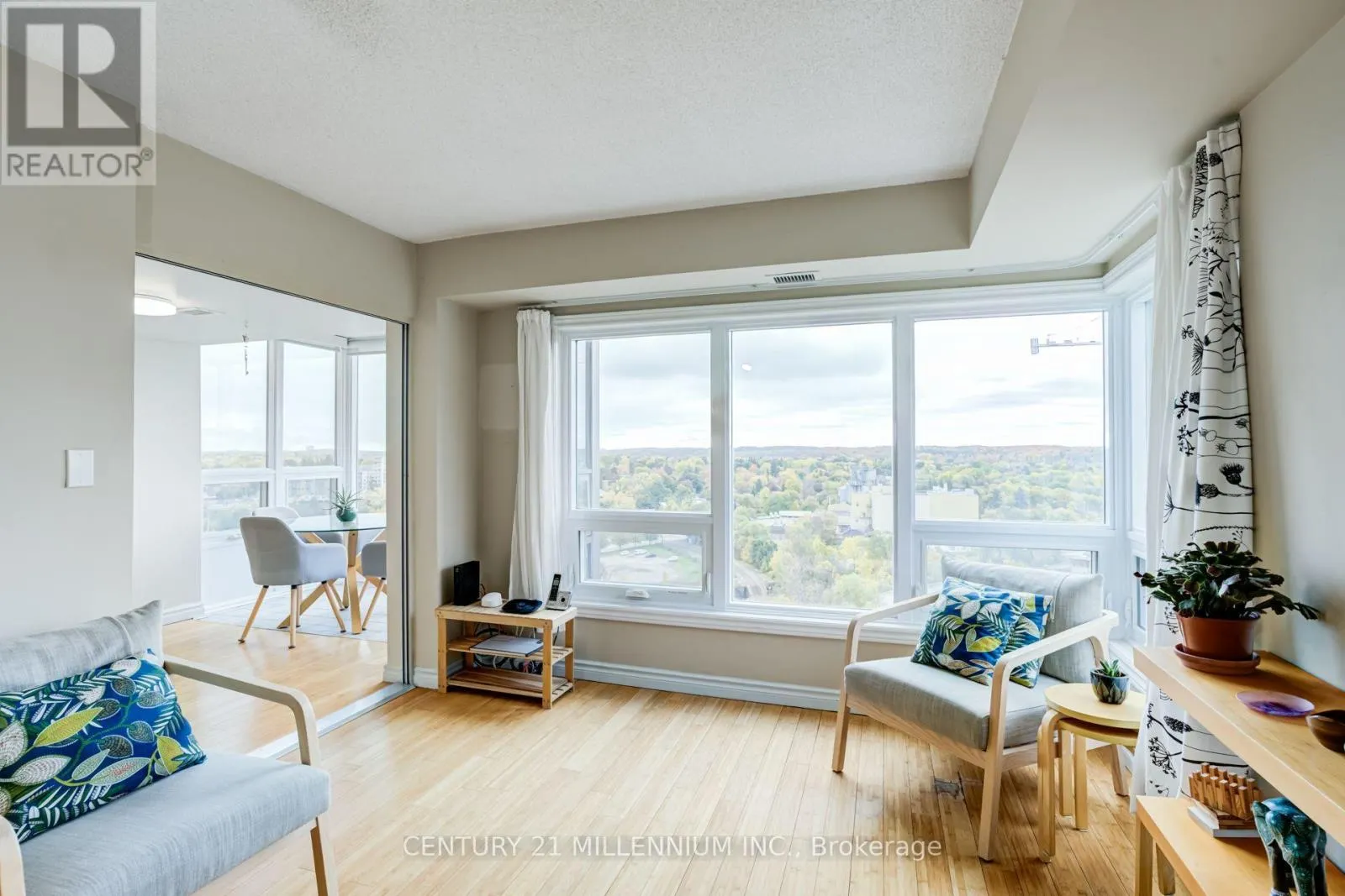909 - 237 KING STREET W