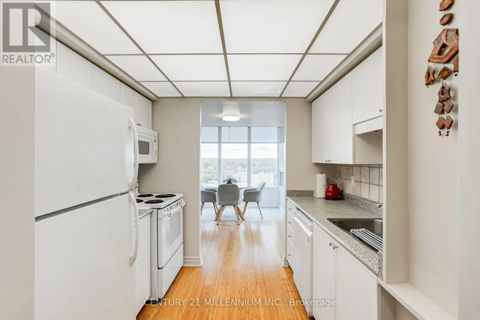 909 - 237 KING STREET W