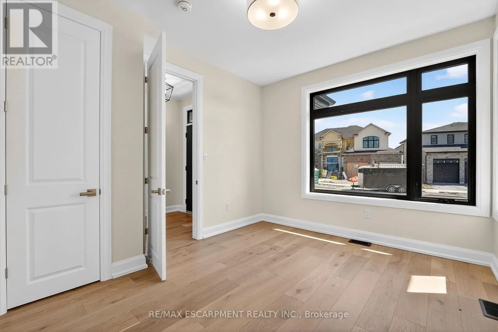 6192 CURLIN CRESCENT