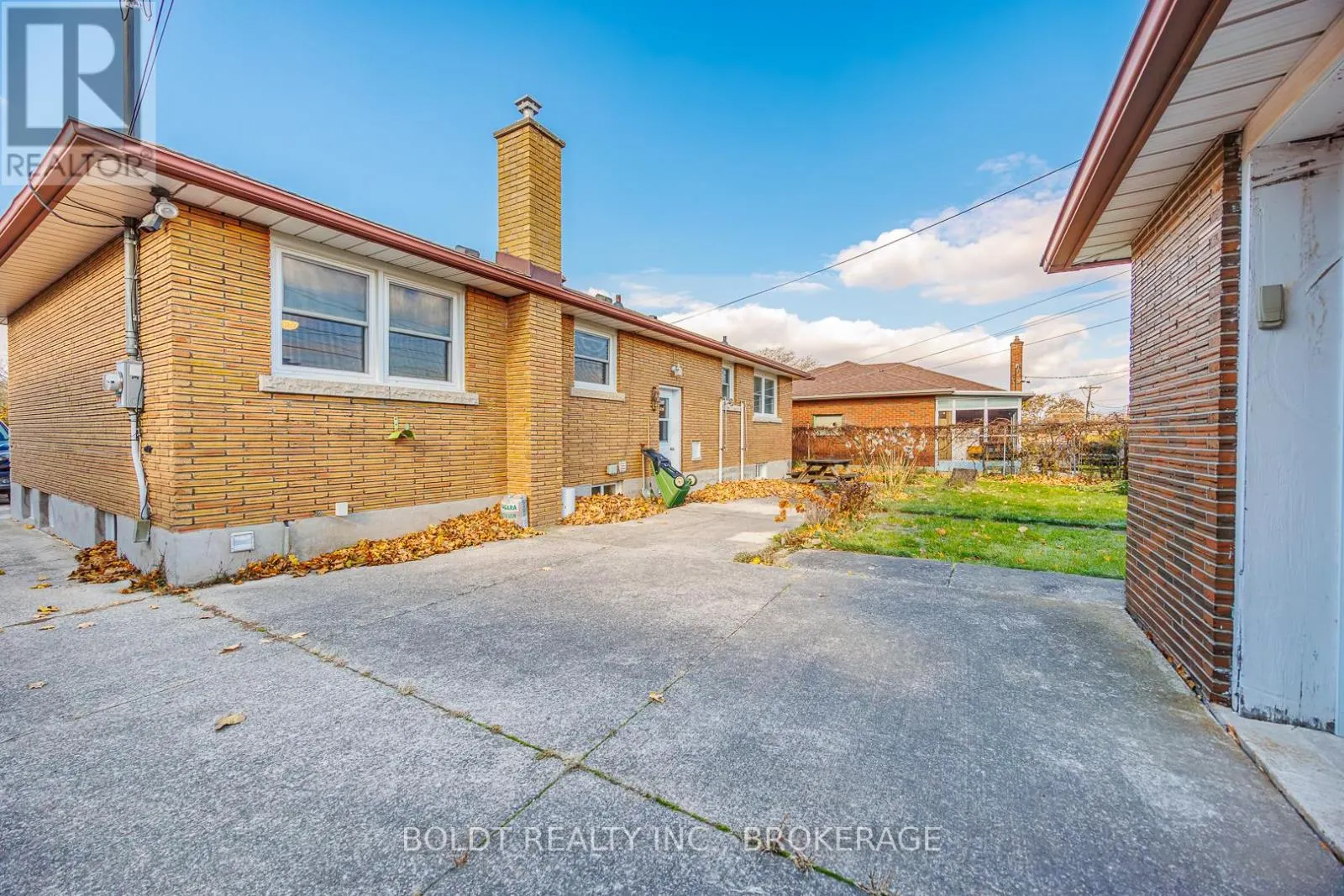24 WINSLOW CRESCENT