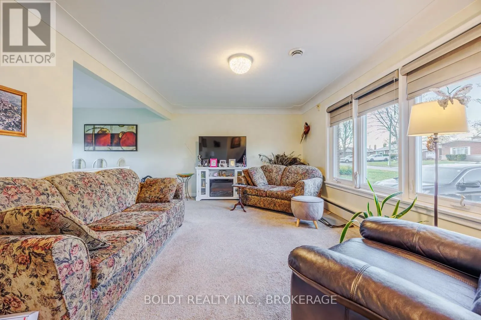 24 WINSLOW CRESCENT