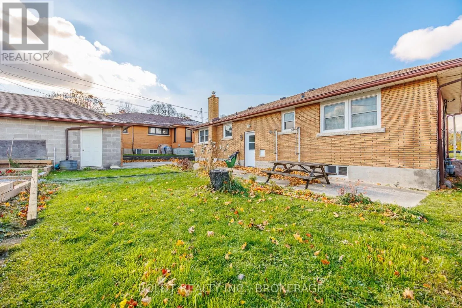 24 WINSLOW CRESCENT
