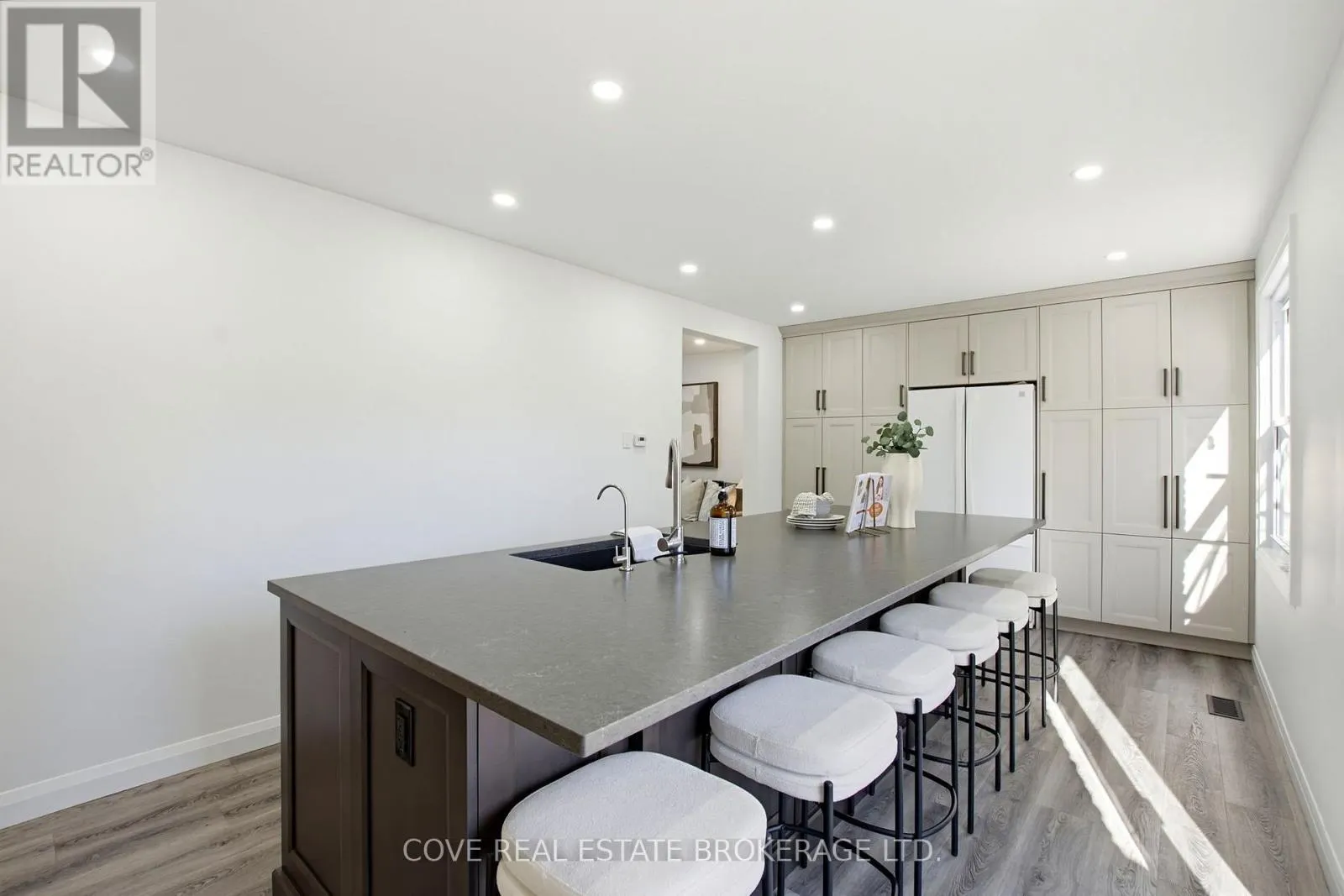 57 LLOYD MANOR CRESCENT