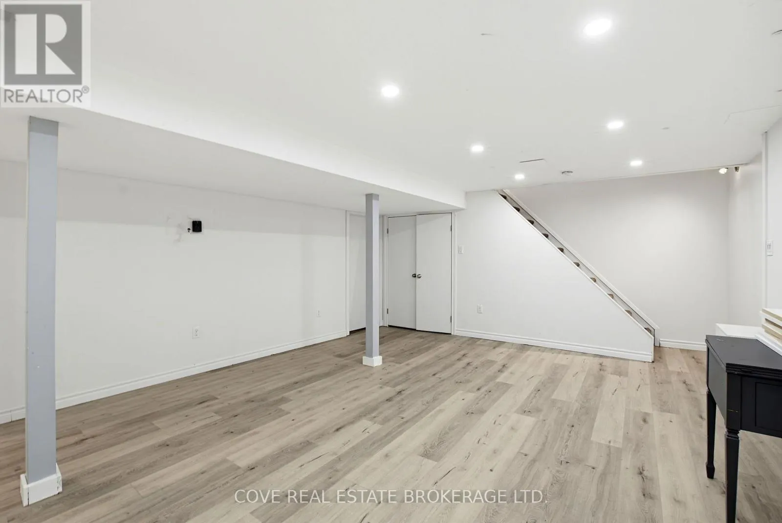 57 LLOYD MANOR CRESCENT