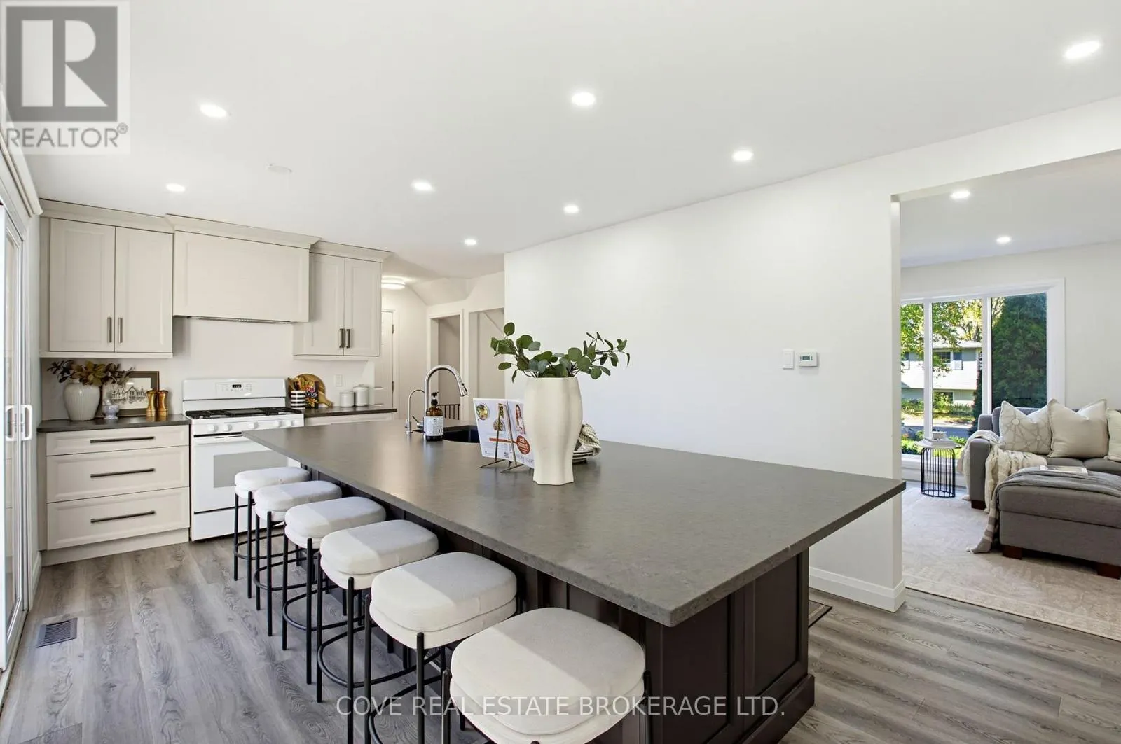 57 LLOYD MANOR CRESCENT