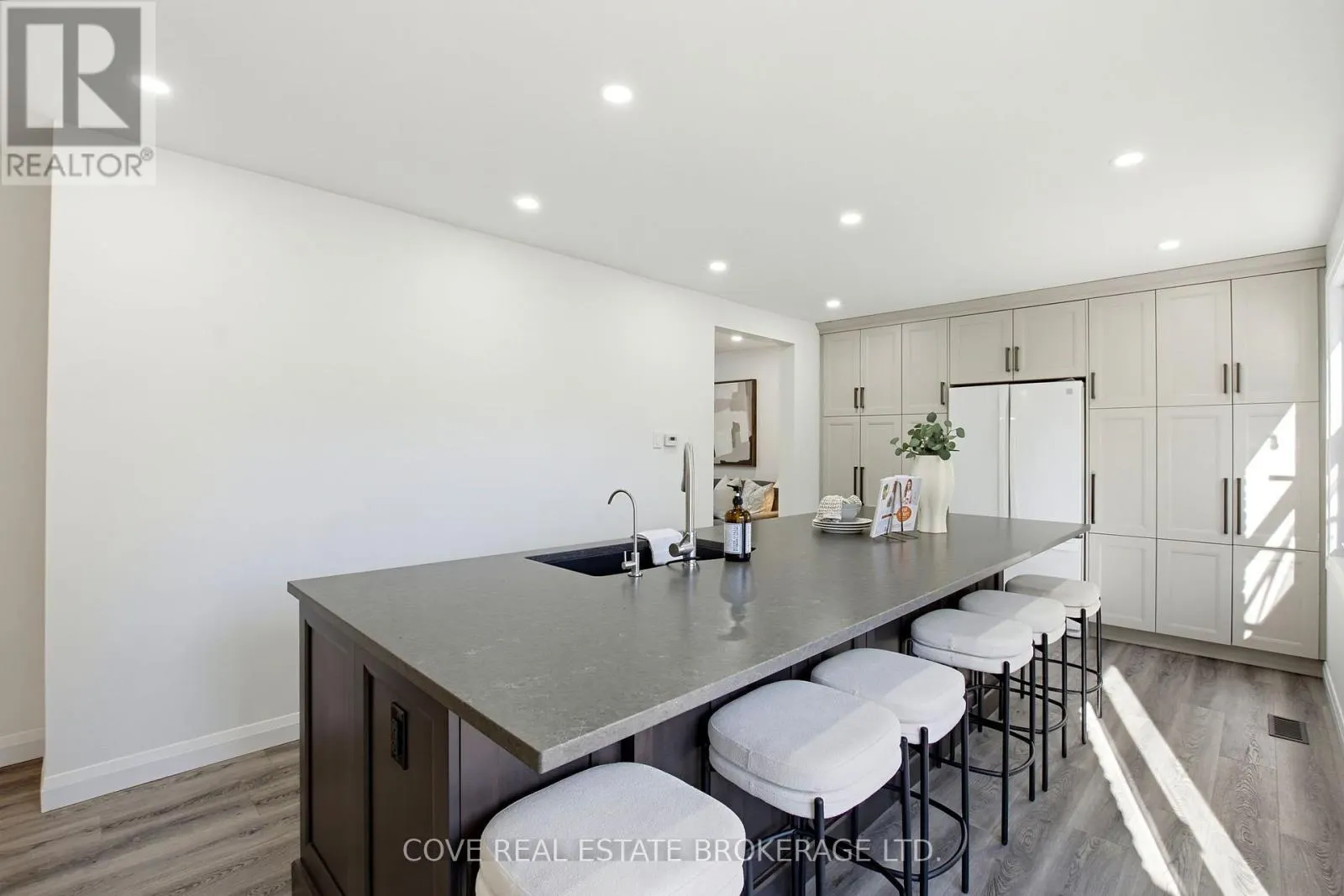 57 LLOYD MANOR CRESCENT