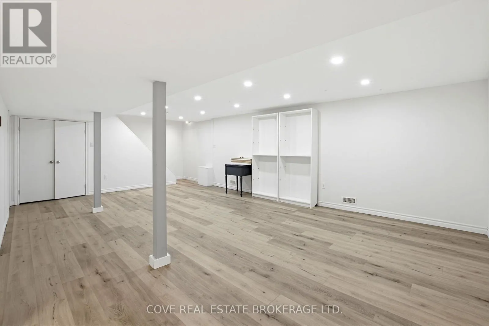 57 LLOYD MANOR CRESCENT