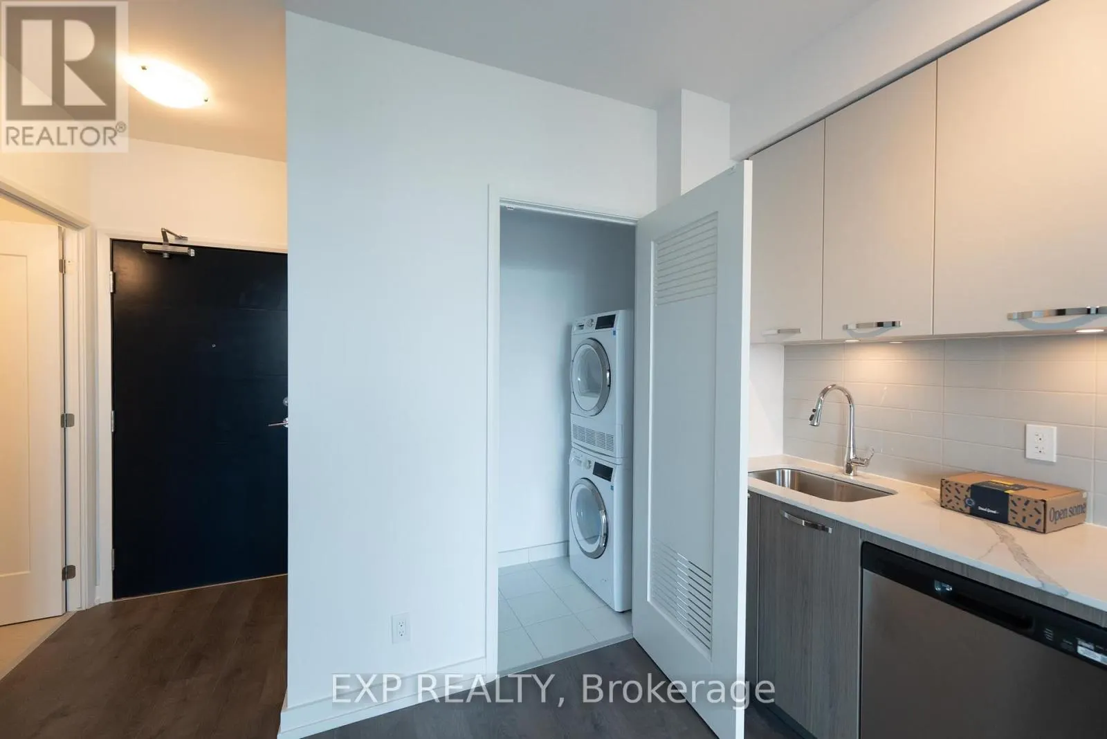 1604 - 75 JAMES STREET S