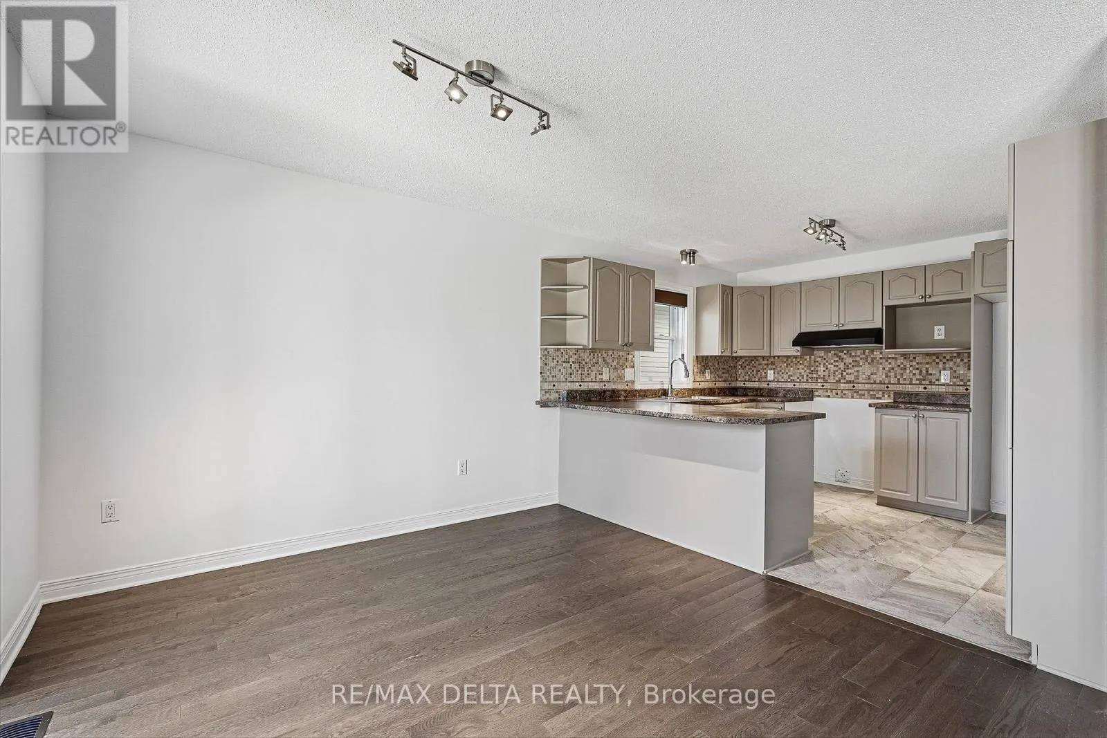 202 SANDRA CRESCENT