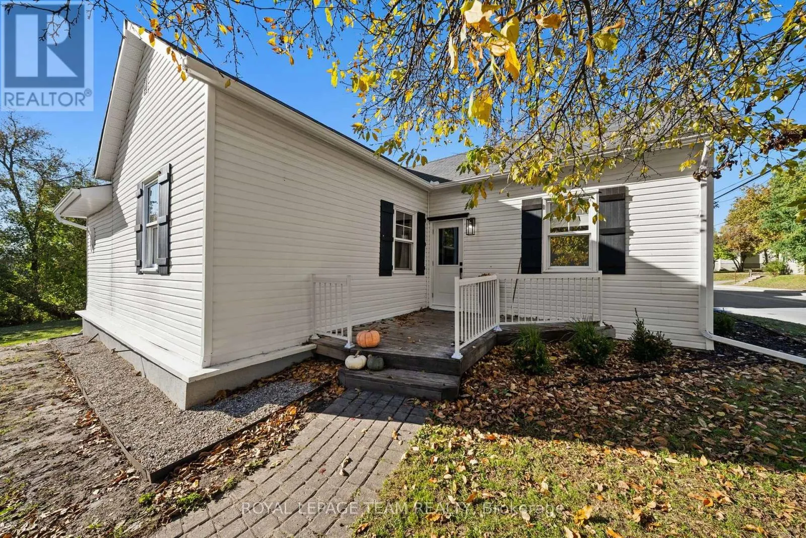 5584 MANOTICK MAIN STREET
