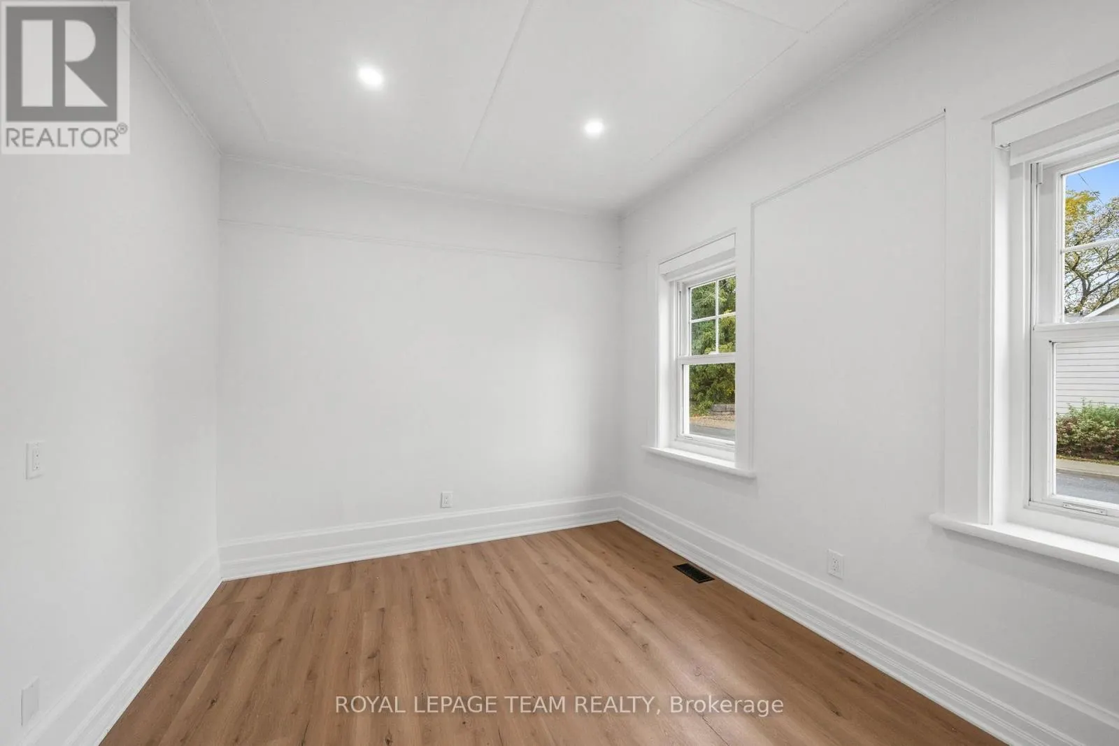 5584 MANOTICK MAIN STREET