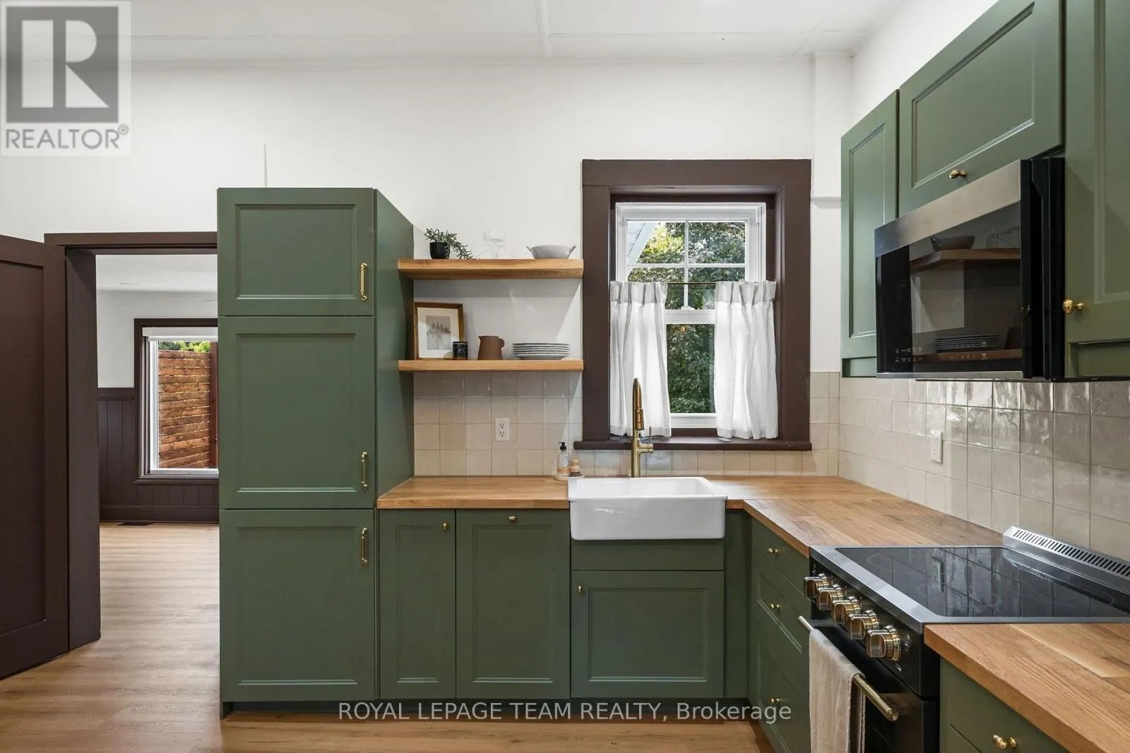 5584 MANOTICK MAIN STREET