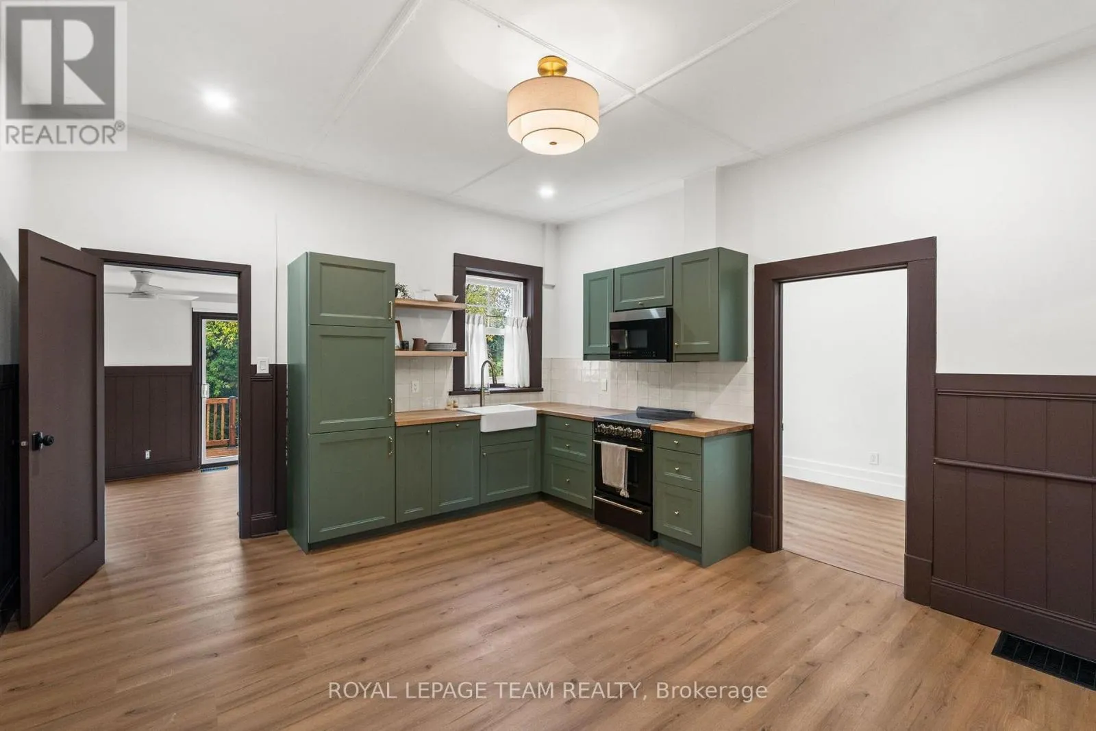 5584 MANOTICK MAIN STREET