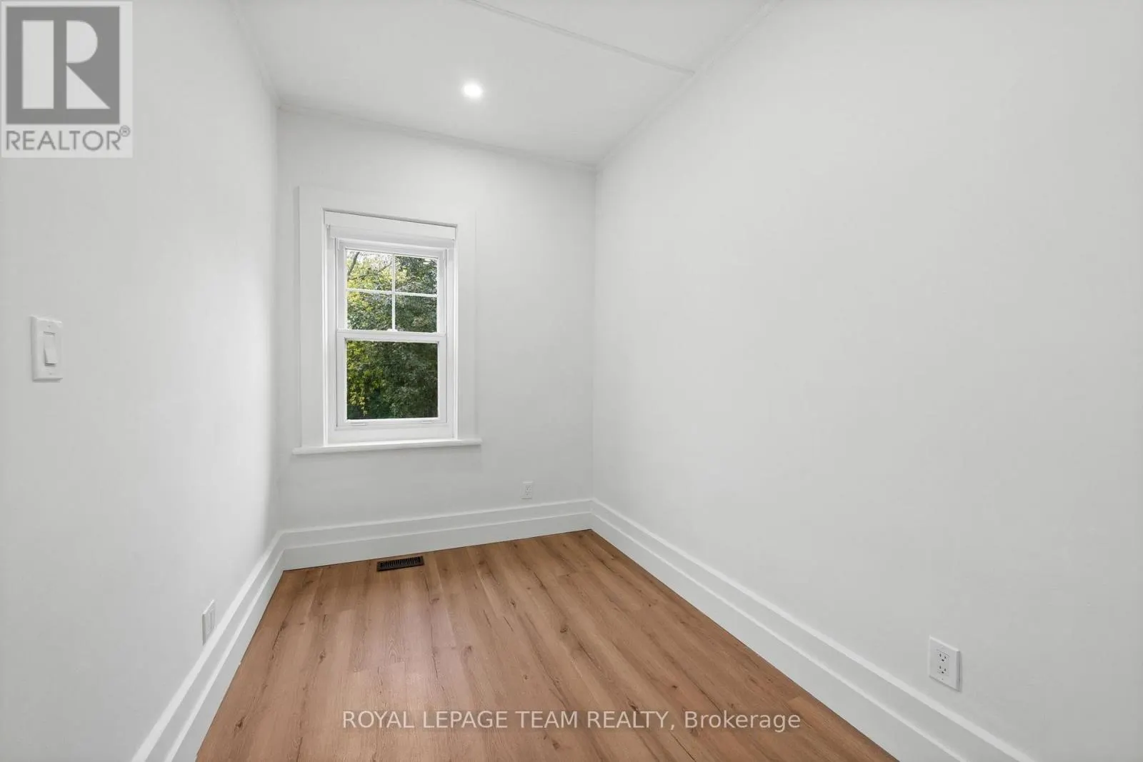 5584 MANOTICK MAIN STREET